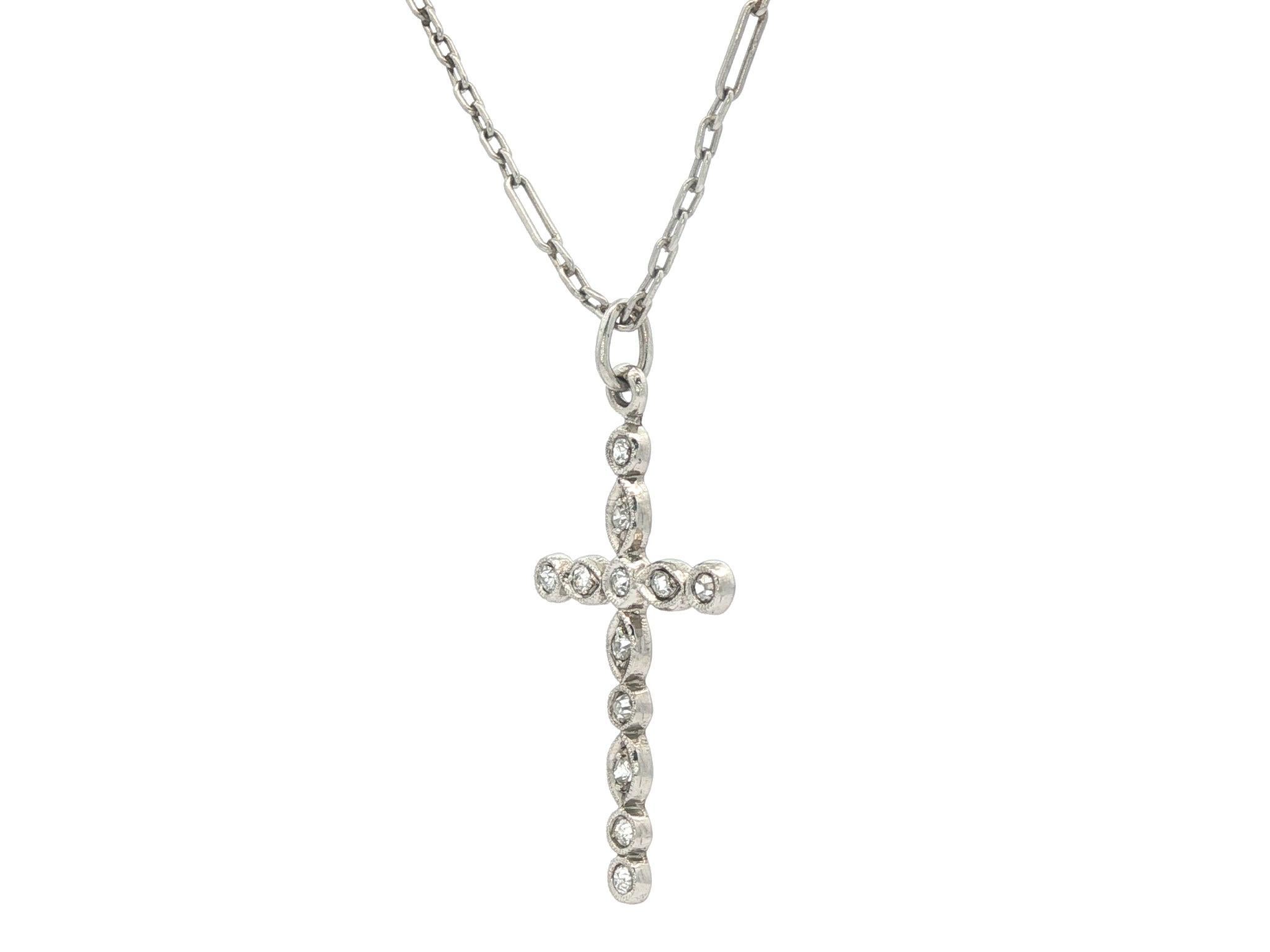 Ciondolo a croce in platino antico con diamante tagliato a vivo e collana a maglie aperte In condizioni buone in vendita a Montclair, NJ
