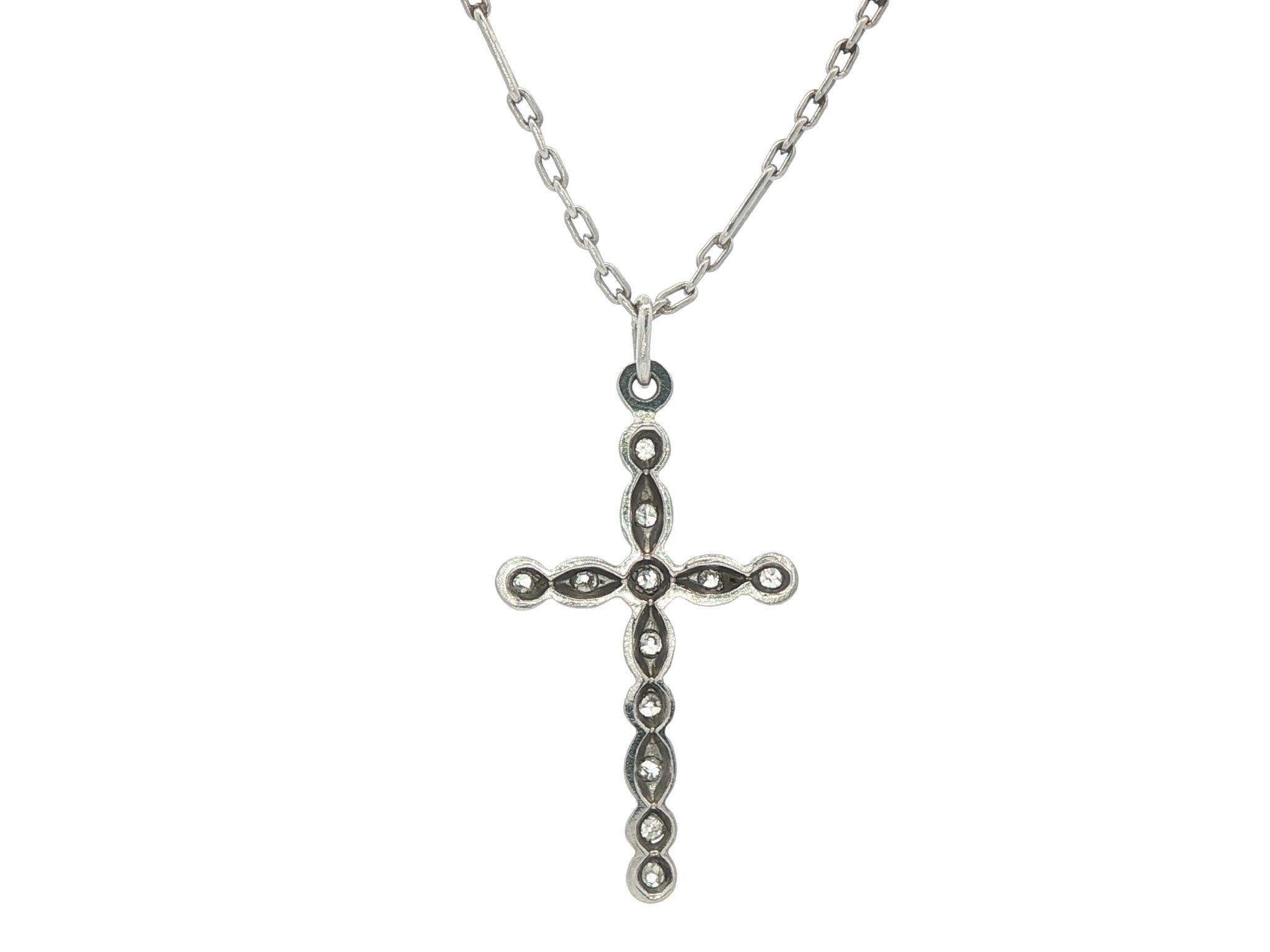 Ciondolo a croce in platino antico con diamante tagliato a vivo e collana a maglie aperte in vendita 1