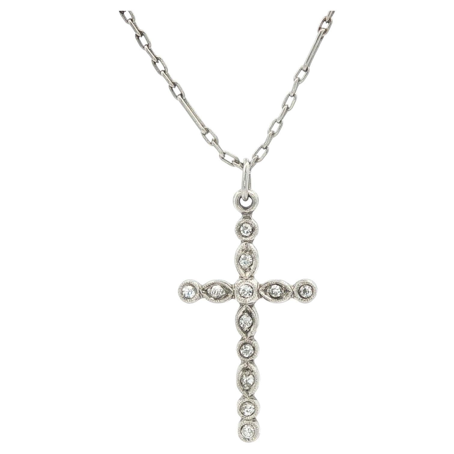 Ciondolo a croce in platino antico con diamante tagliato a vivo e collana a maglie aperte