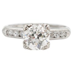 Anillo de compromiso de diamantes con acento europeo antiguo en platino