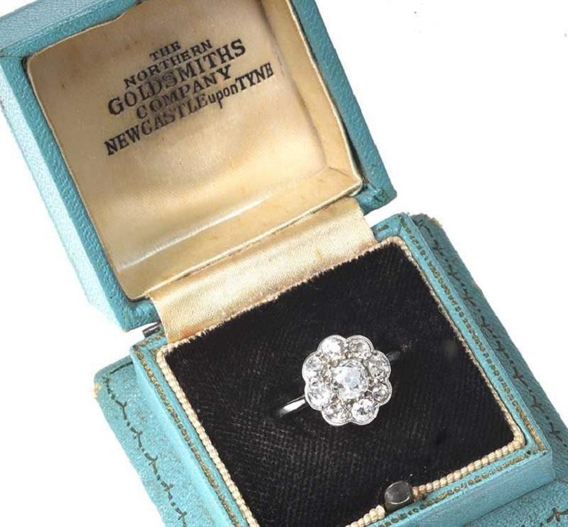 Antique Platinum Old Mine Cut Diamond Daisy Cluster Ring In Good Condition For Sale In Great Britain, Northern Ireland