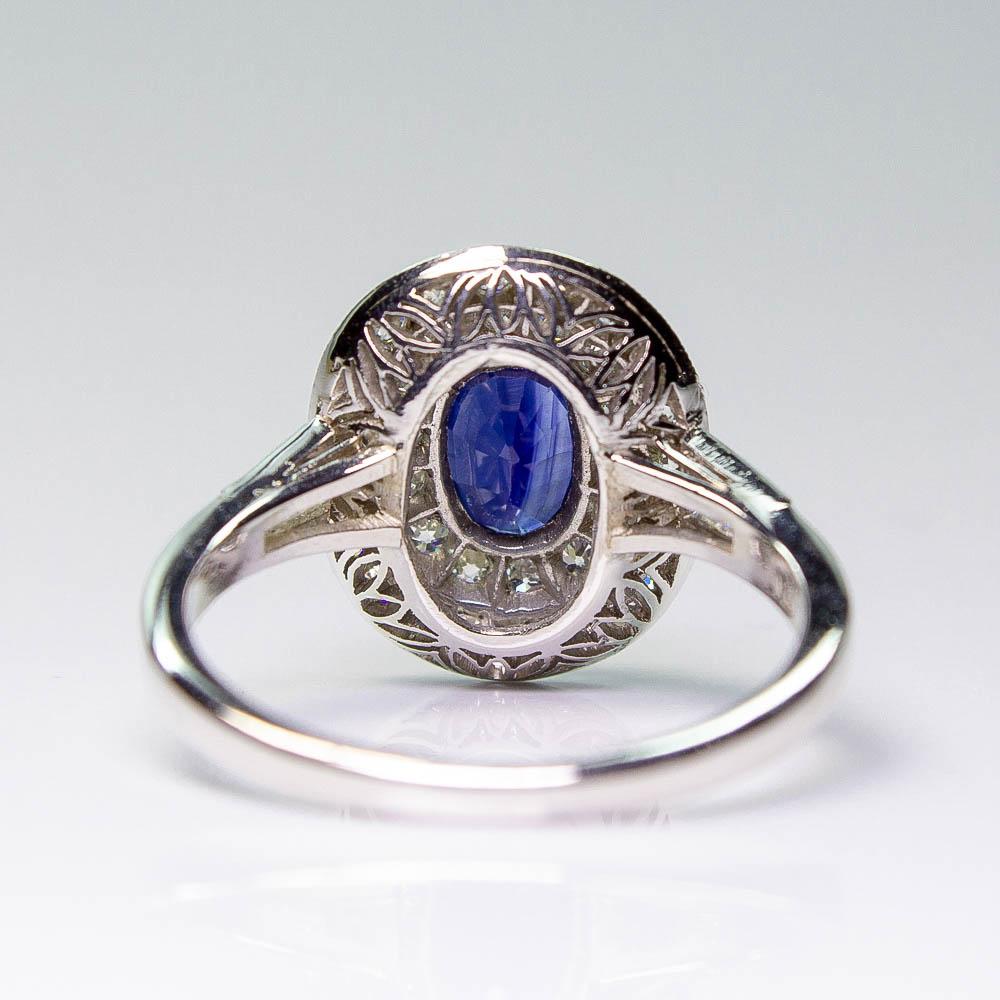 Bague Art déco ancienne en platine, saphir ovale et double halo en diamant en vente 1