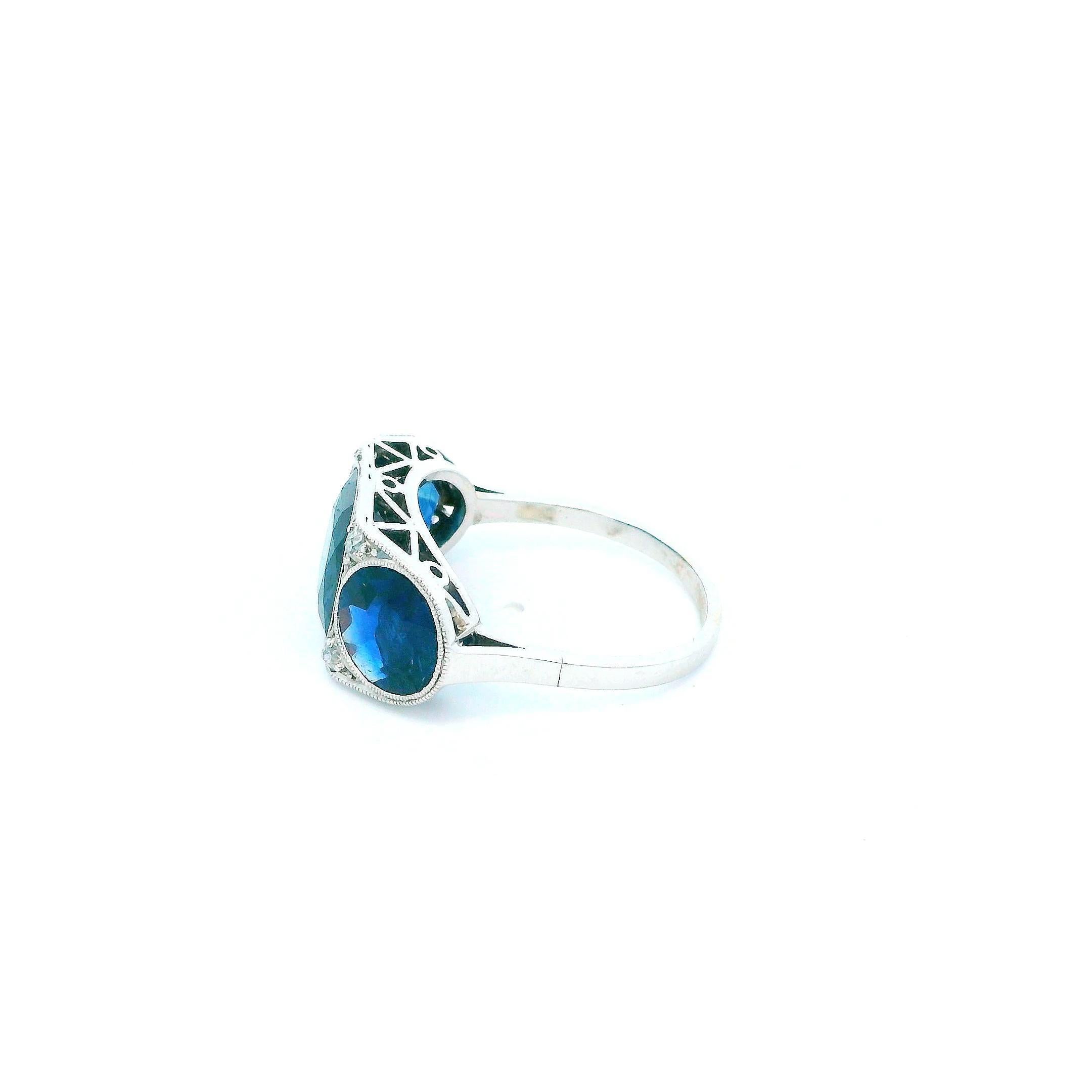 Antique Platinum Ring W/ 3 Blue Sapphire In Excellent Condition For Sale In Great Neck Plaza, NY