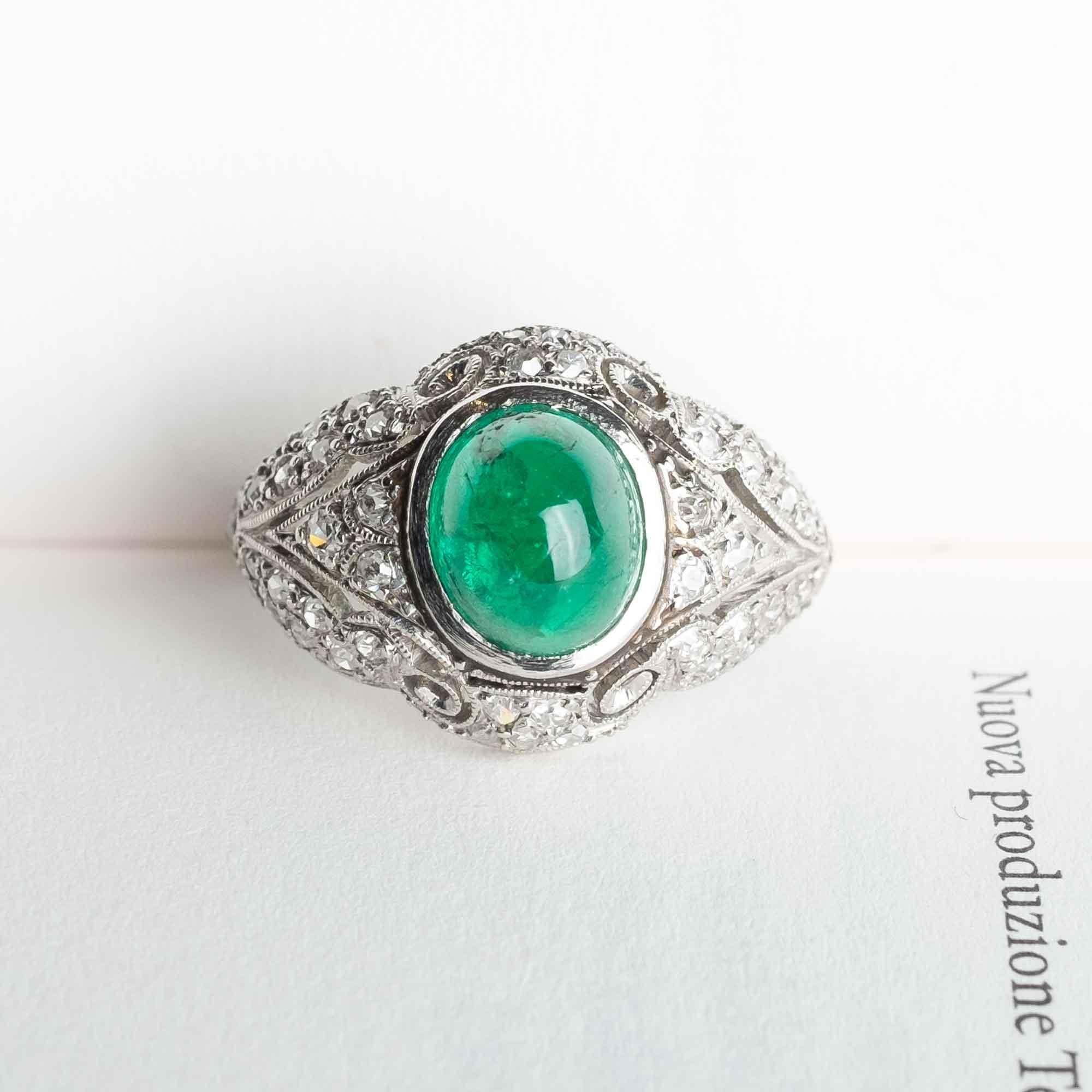 Taille cabochon Bague ancienne en platine avec émeraude cabochon naturelle et diamants - Liberty / Art en vente