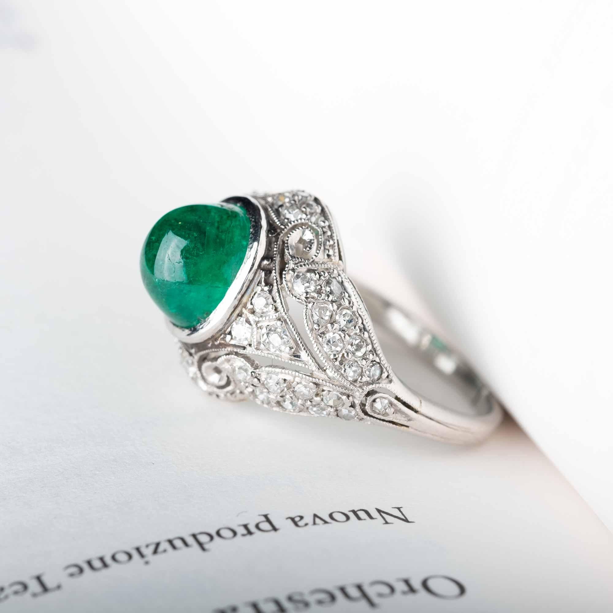 Bague ancienne en platine avec émeraude cabochon naturelle et diamants - Liberty / Art Bon état - En vente à Milano, MI