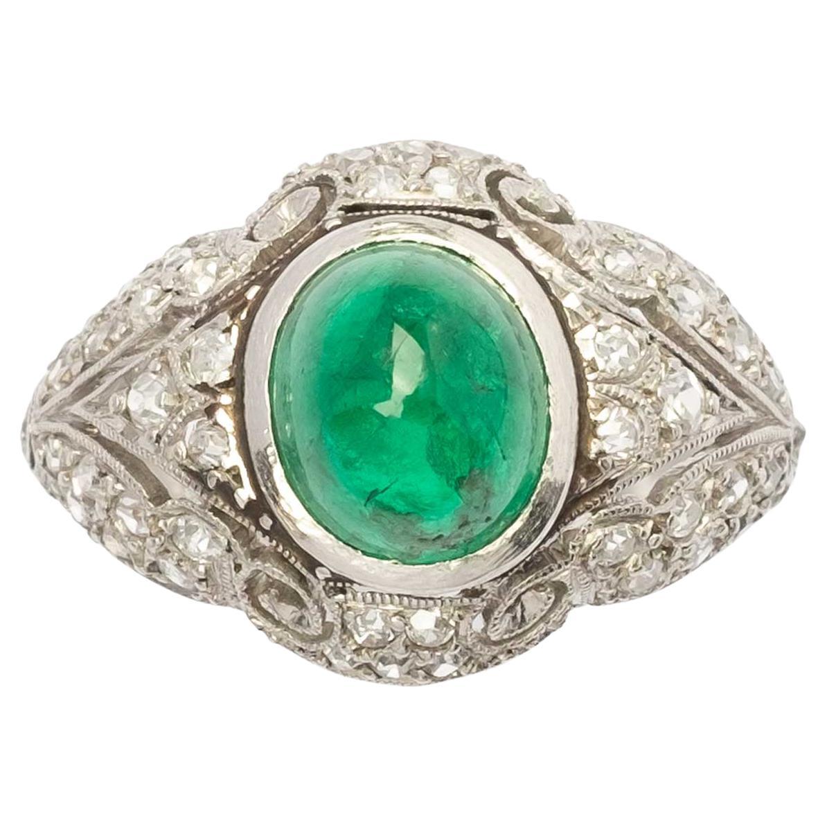 Bague ancienne en platine avec émeraude cabochon naturelle et diamants - Liberty / Art en vente