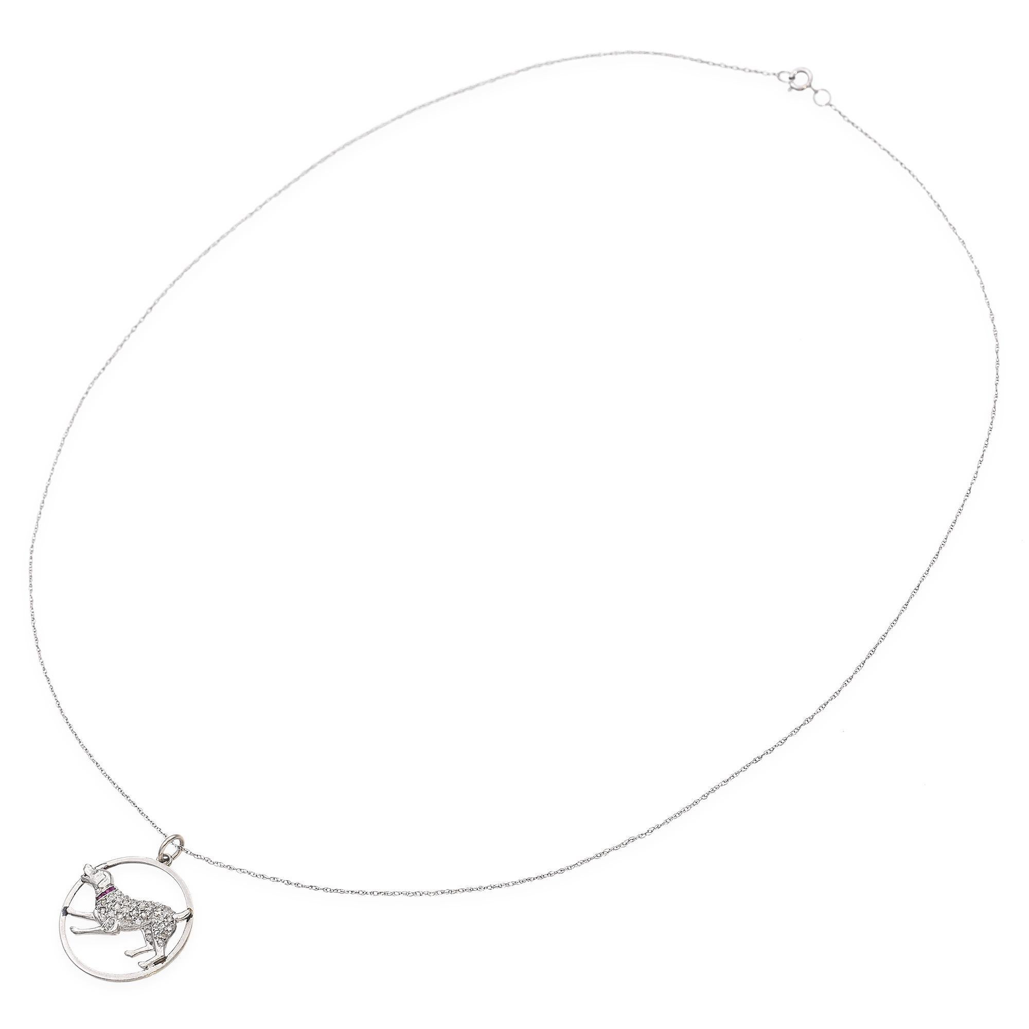 Colgante Perro Antiguo de Platino, Rubí y Diamantes con Cadena de Oro de 14K Corte redondo