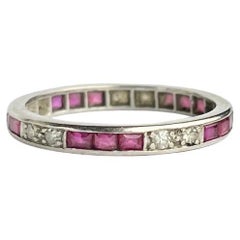Bague d'éternité en platine antique avec rubis et diamants