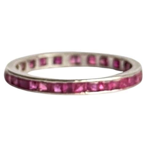 Diese Ewigkeit Band hält 35 Rubine und jeder messen ca. 5pts. Modelliert in Platin. 

Ringgröße: R oder 8 1/2 
Breite des Bandes: 2,5 mm

Gewicht: 2,7 g

