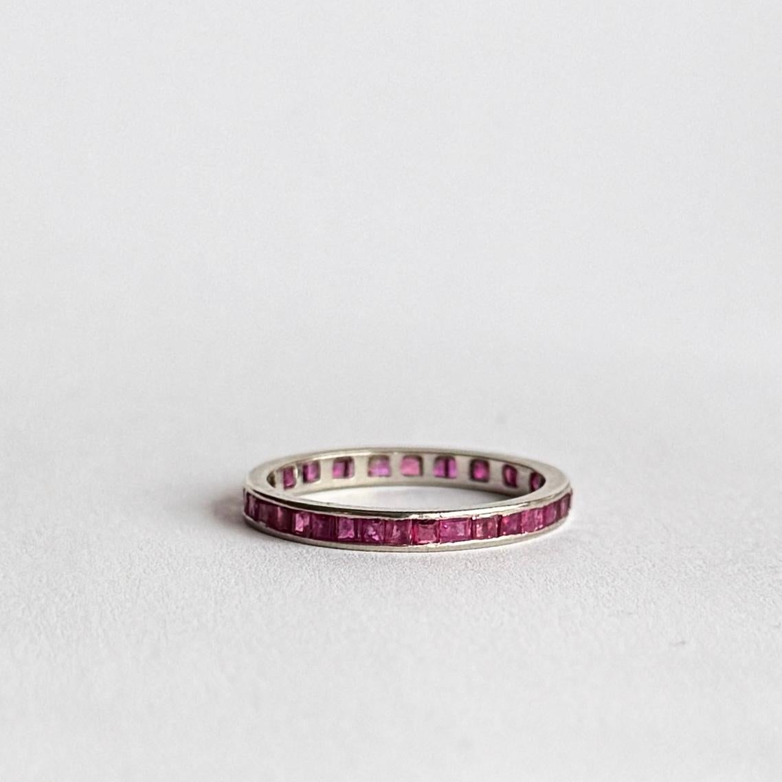 Antiker Platin-Rubin-Eternity-Ring in voller Eternity (Art déco) im Angebot