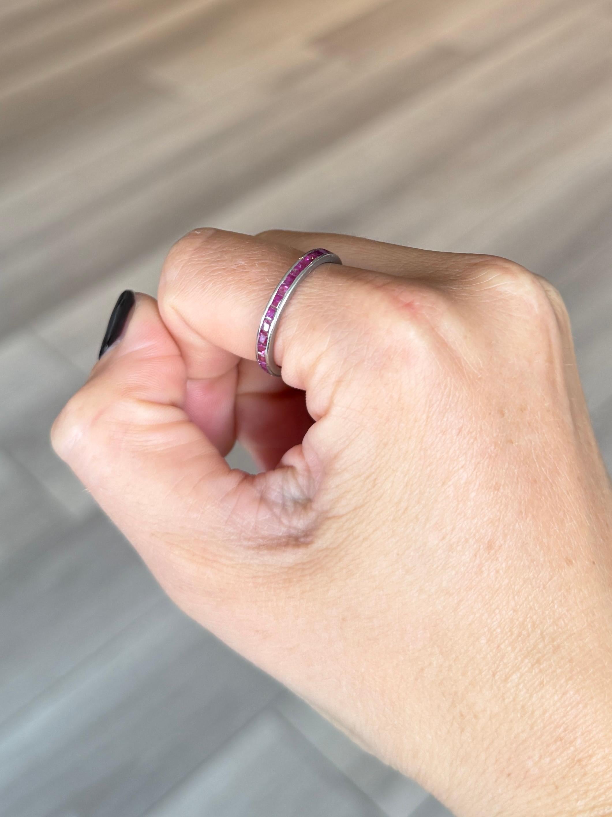 Antiker Platin-Rubin-Eternity-Ring in voller Eternity (Carréeschliff) im Angebot