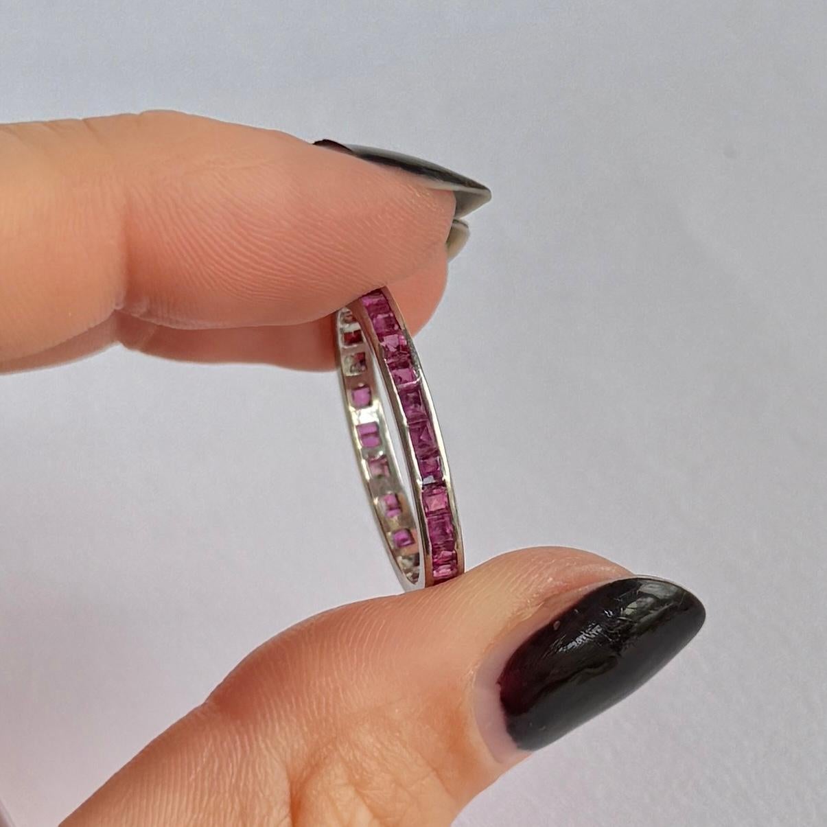 Antiker Platin-Rubin-Eternity-Ring in voller Eternity im Zustand „Gut“ im Angebot in Chipping Campden, GB