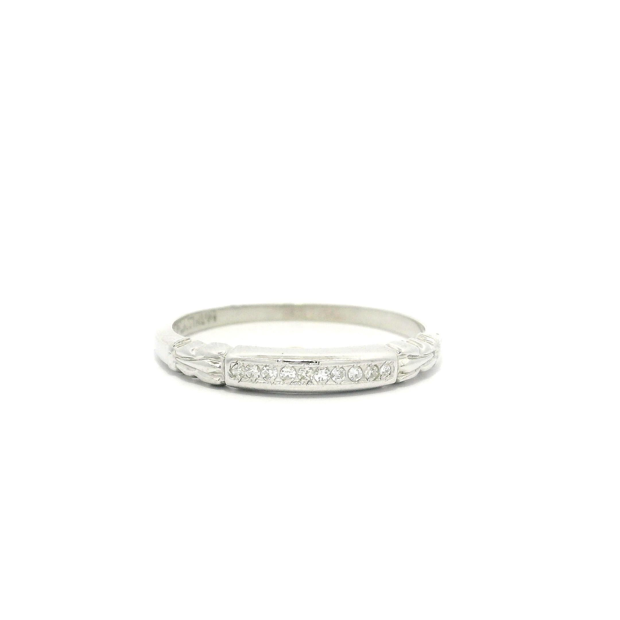 --Pierre(s) :...
(10) Diamants naturels véritables - taille unique - sertis en chaîne - beaux diamants blancs brillants - 0,06ctw (approx.)

Matériau : Platine massif 
Poids : 2,26 grammes
Taille de la bague : 6.5 (ajustée au doigt, nous pouvons