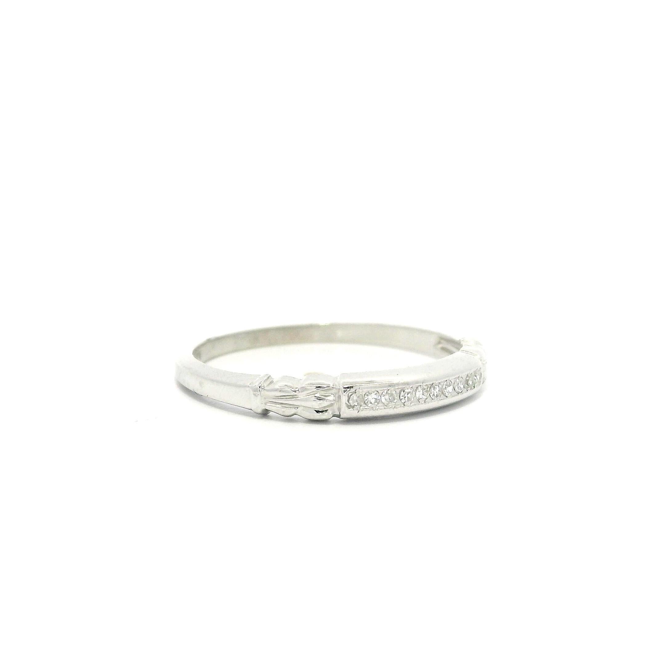 Taille simple Bague de style boucle en platine antique avec diamant en serti clos à taille unique en vente