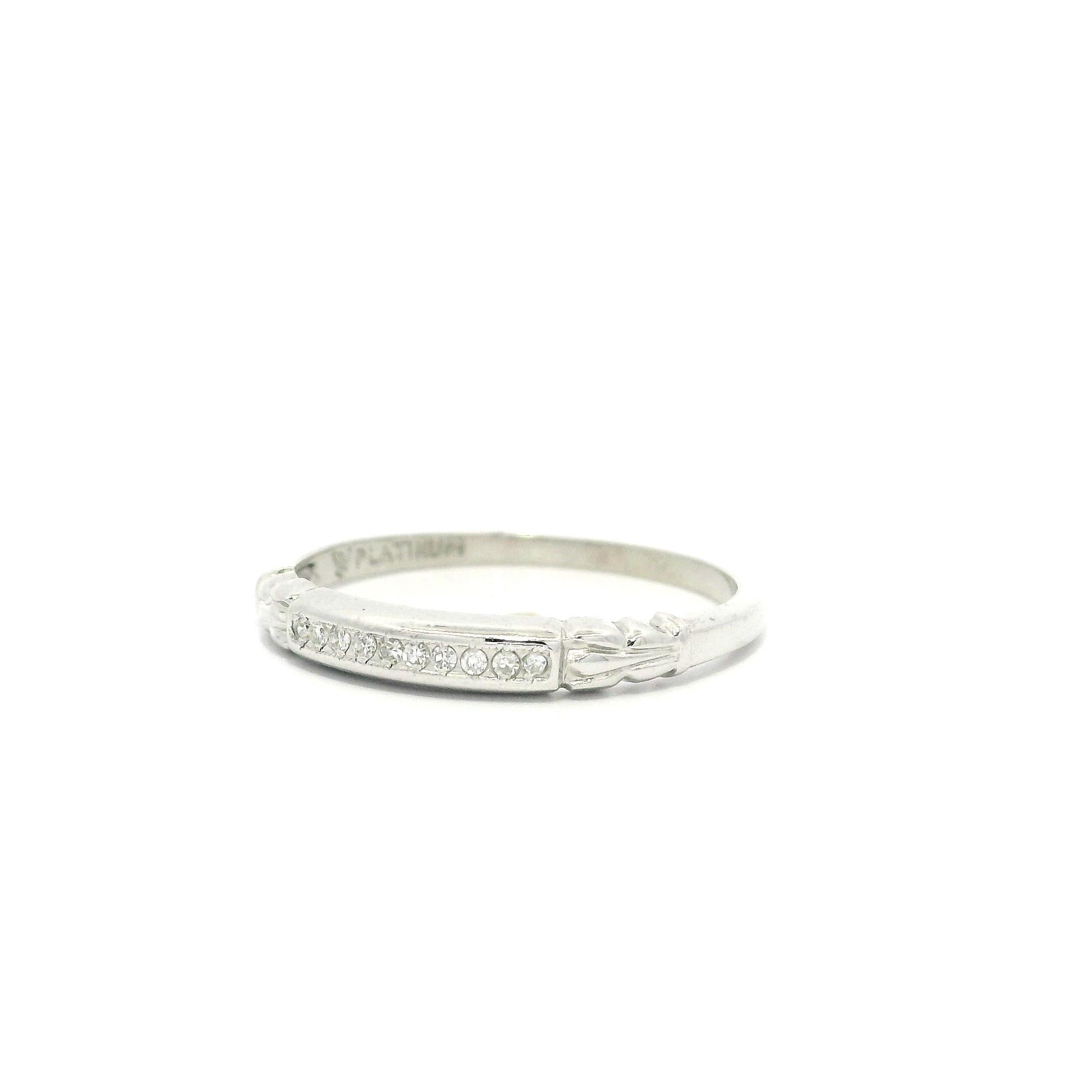 Bague de style boucle en platine antique avec diamant en serti clos à taille unique Excellent état - En vente à Montclair, NJ