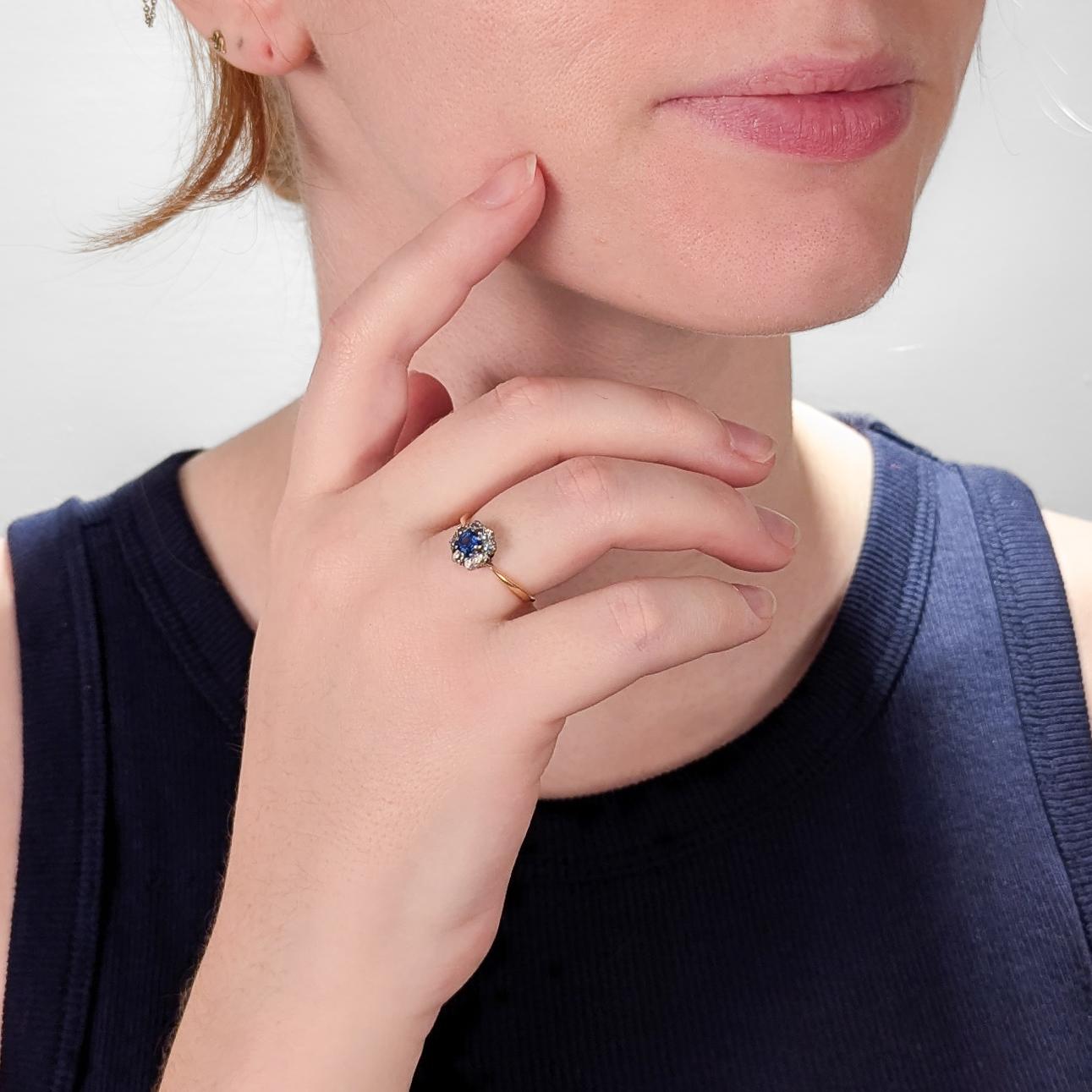 Bague de cocktail antique en saphir et diamant.

En or jaune 14 carats avec des éléments en platine.

Il s'agit probablement d'une conversion d'une épingle à nourrice ou d'une boucle d'oreille dont la tige est légèrement aplatie et décentrée.