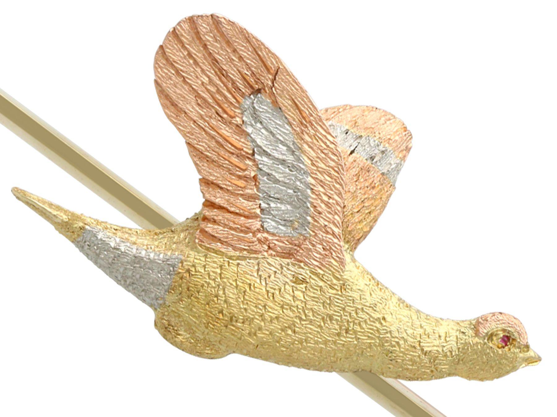 Antique Platinum Yellow and Rose Gold Bird Bar Brooch In Excellent Condition For Sale In Jesmond, Newcastle Upon Tyne