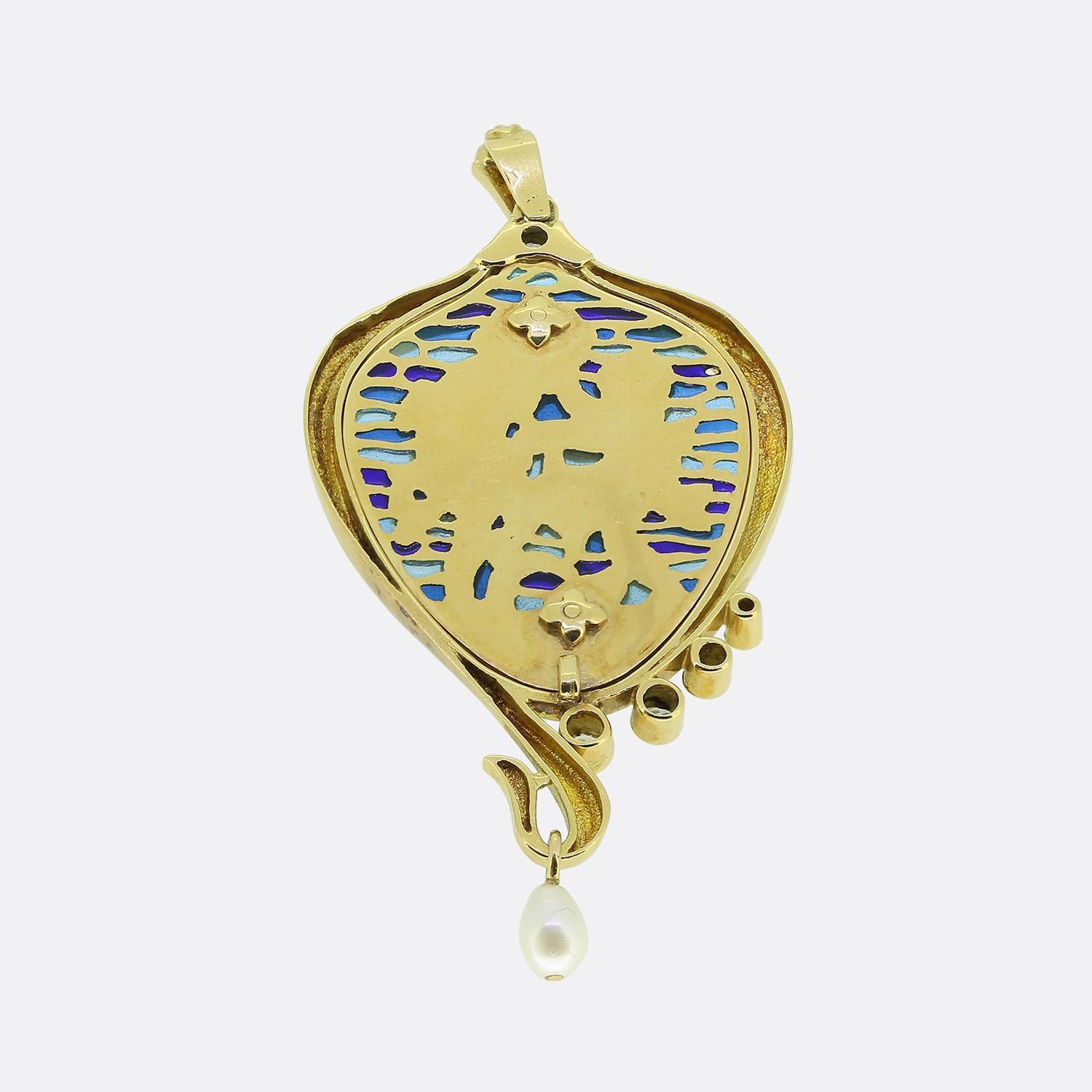 Nous avons ici un superbe pendentif espagnol en forme de goutte d'eau datant du début du 20e siècle. Réalisé en or jaune 18 ct, le design présente une scène complexe de deux chérubins tenant un bouquet au-dessus d'un cygne. Ce motif central se