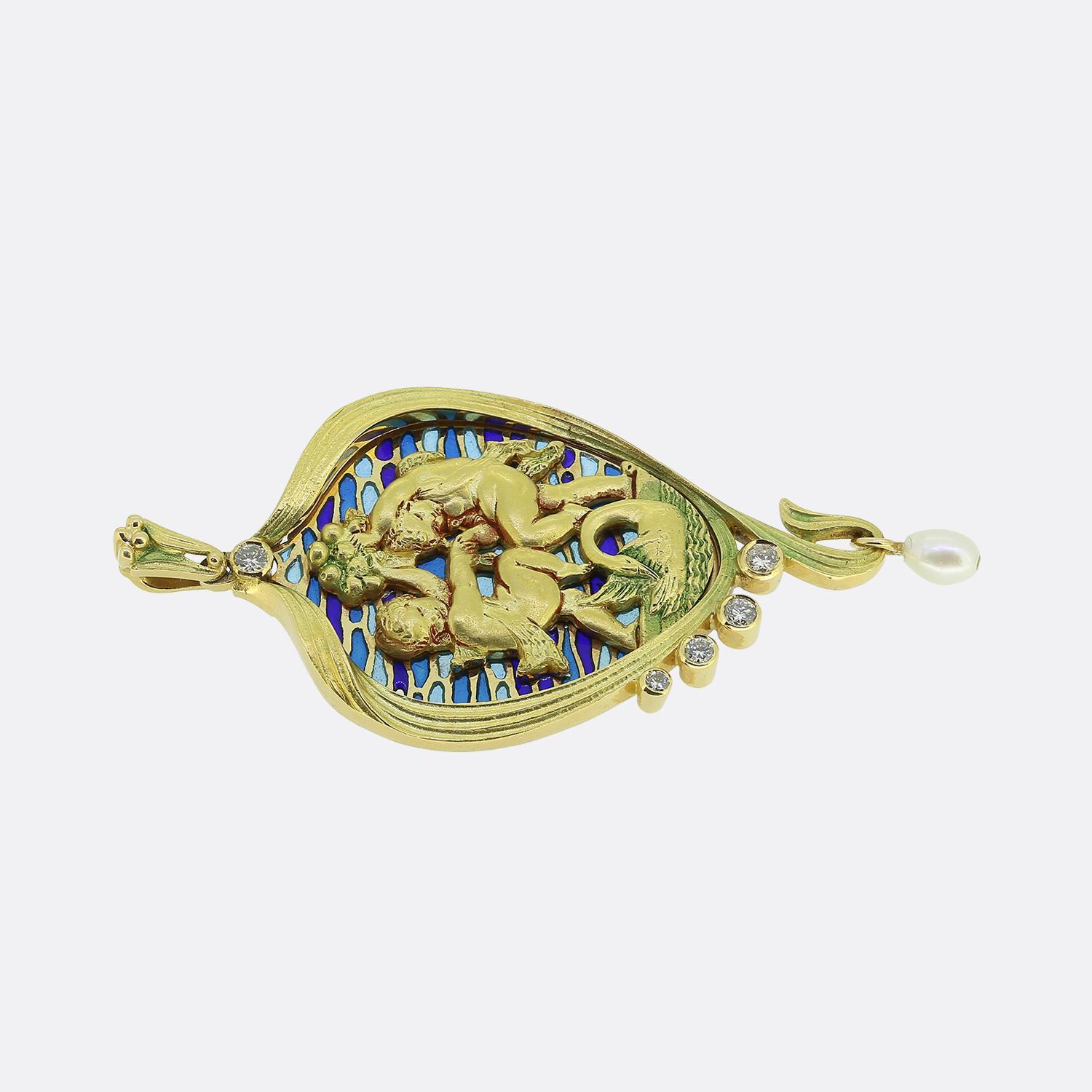 Pendentif ancien Plique-à-Jour Chérubin Bon état - En vente à London, GB