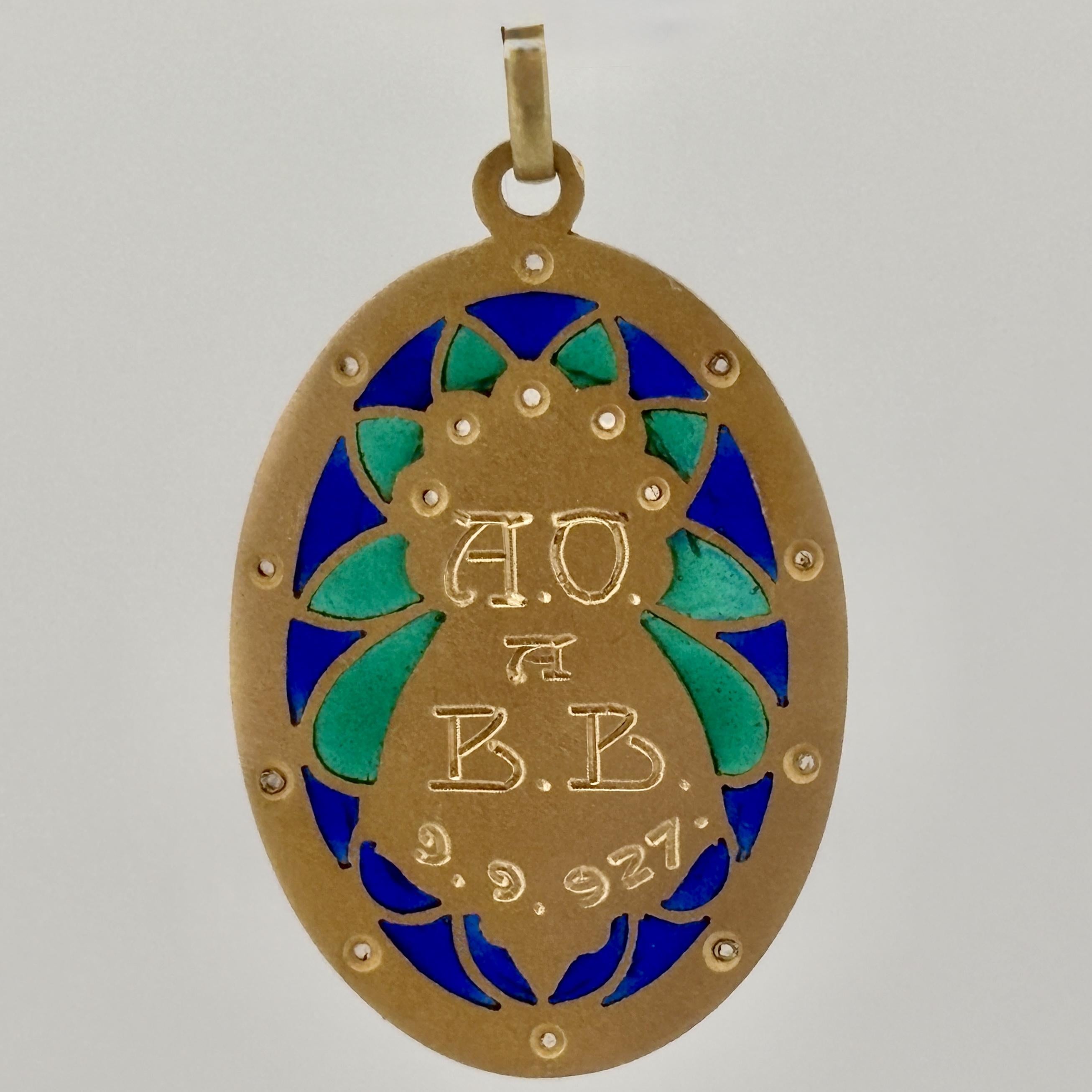 Ciondolo Art Nouveau Plique-à-Jour Madonna, oro 18 carati con diamanti taglio rosa (1927)...

Uno squisito Jewell devozionale dell'inizio del XX secolo raffigurante la Madonna in preghiera, realizzato in oro giallo 18 carati e impreziosito da un