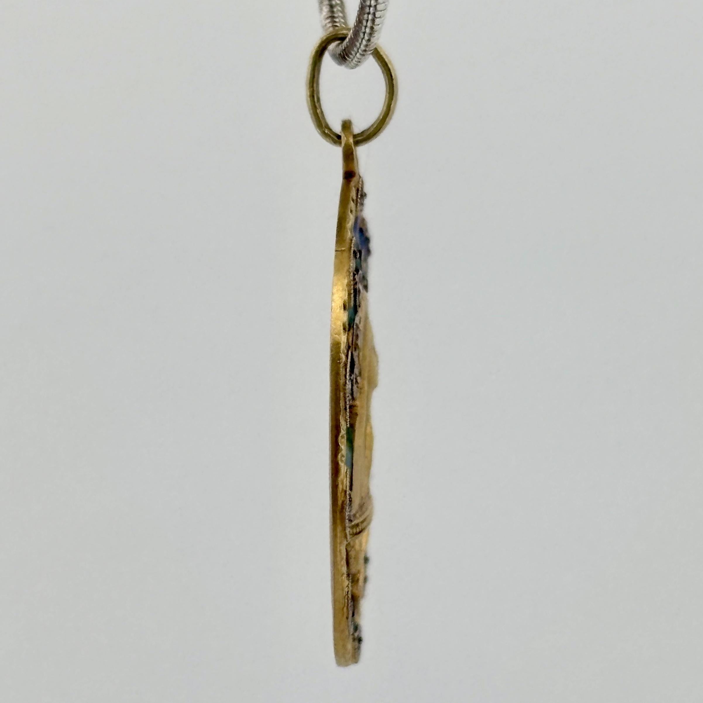 Art Nouveau Ciondolo antico con medaglia Madonna Plique-a-Jour in oro giallo 18 ct. in vendita