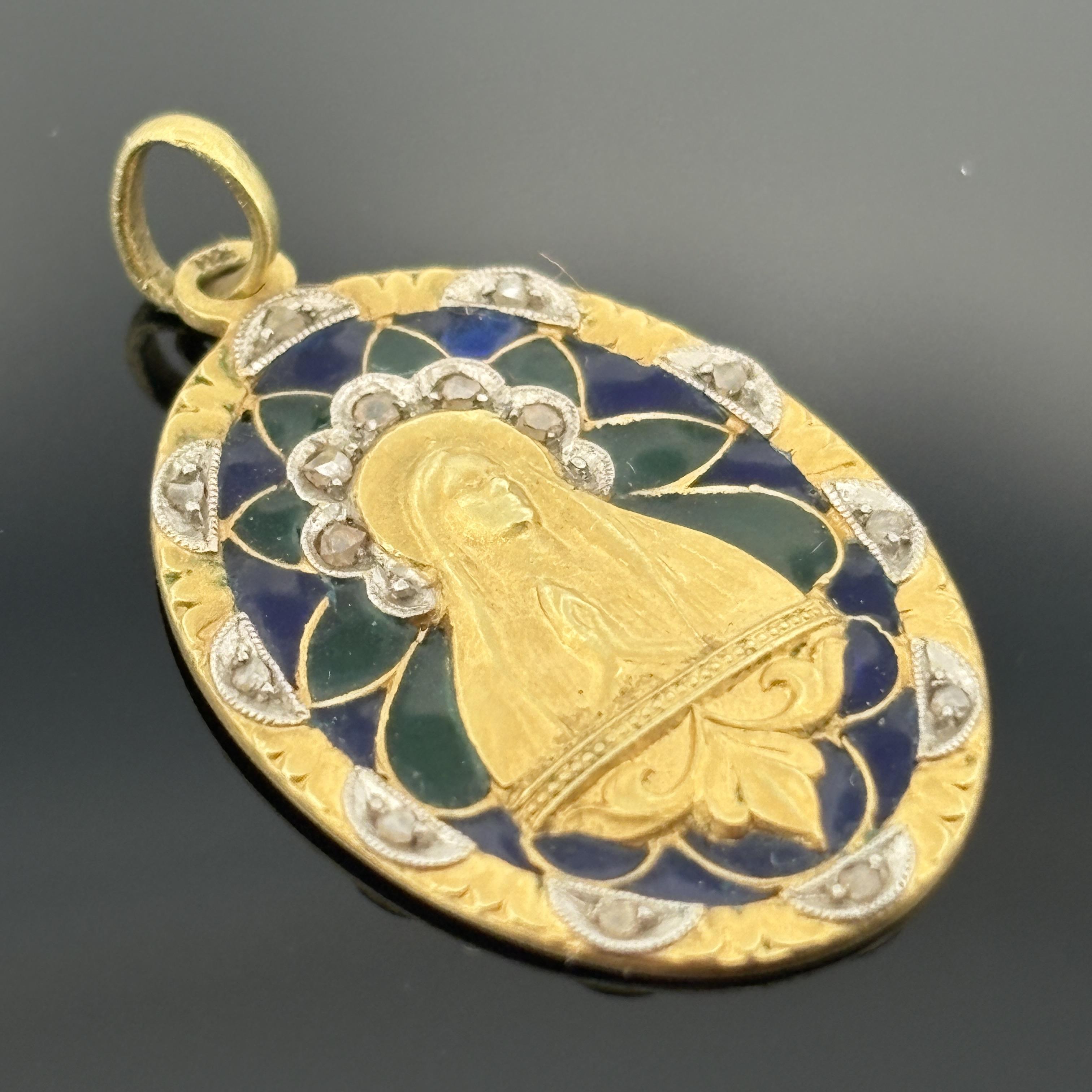 Ciondolo antico con medaglia Madonna Plique-a-Jour in oro giallo 18 ct. In condizioni ottime in vendita a Orlando, FL