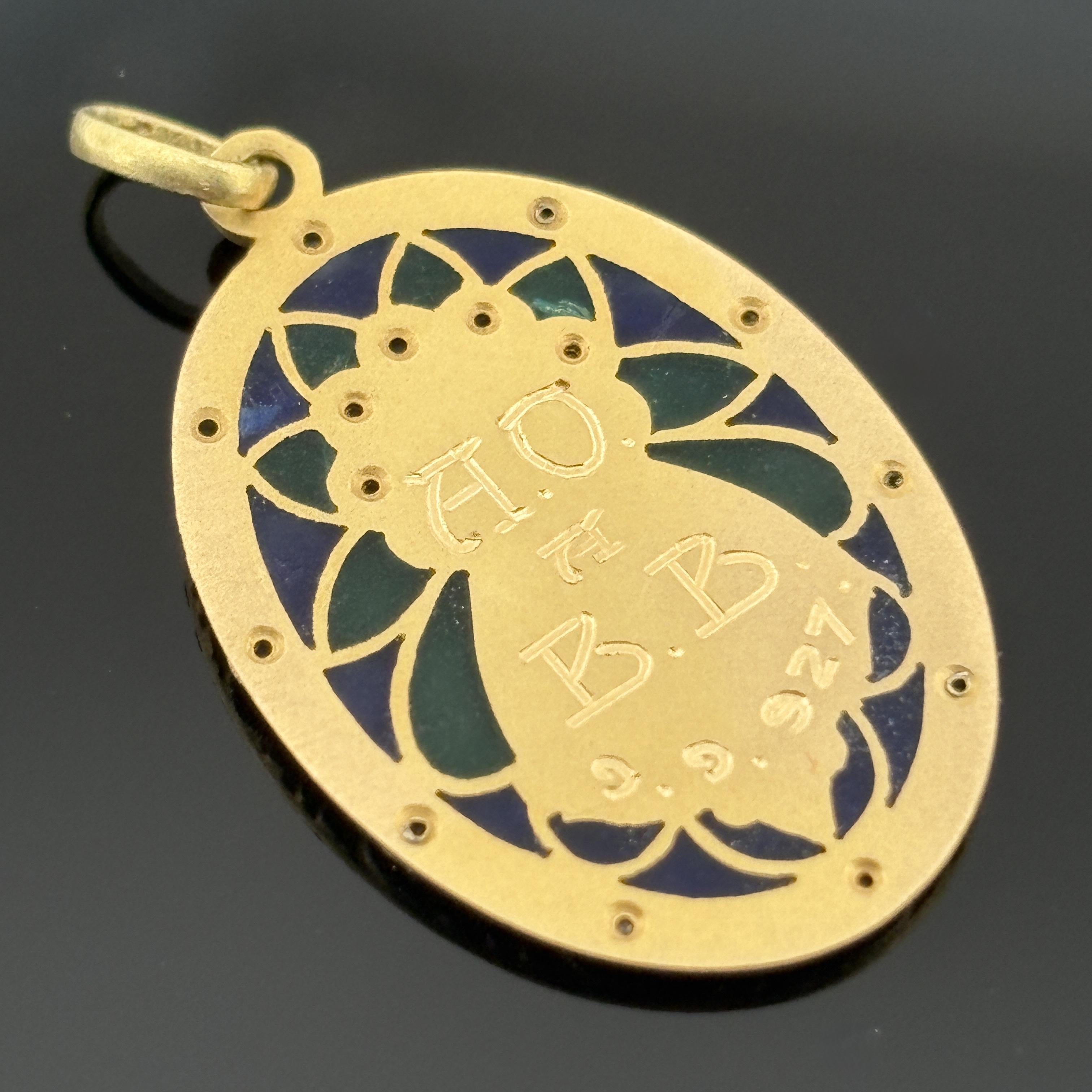 Ciondolo antico con medaglia Madonna Plique-a-Jour in oro giallo 18 ct. in vendita 2