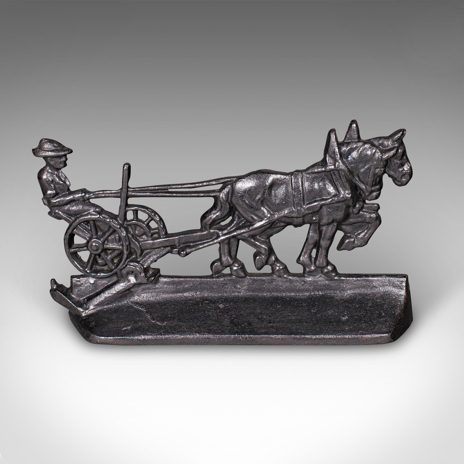 Questo è un antico fermaporta Ploughman. Porta decorativa inglese in ghisa con interesse per il cavallo Shire, risalente al primo periodo vittoriano, circa 1850. Un pezzo affascinante e sostanzioso, che cattura una deliziosa scena rurale con