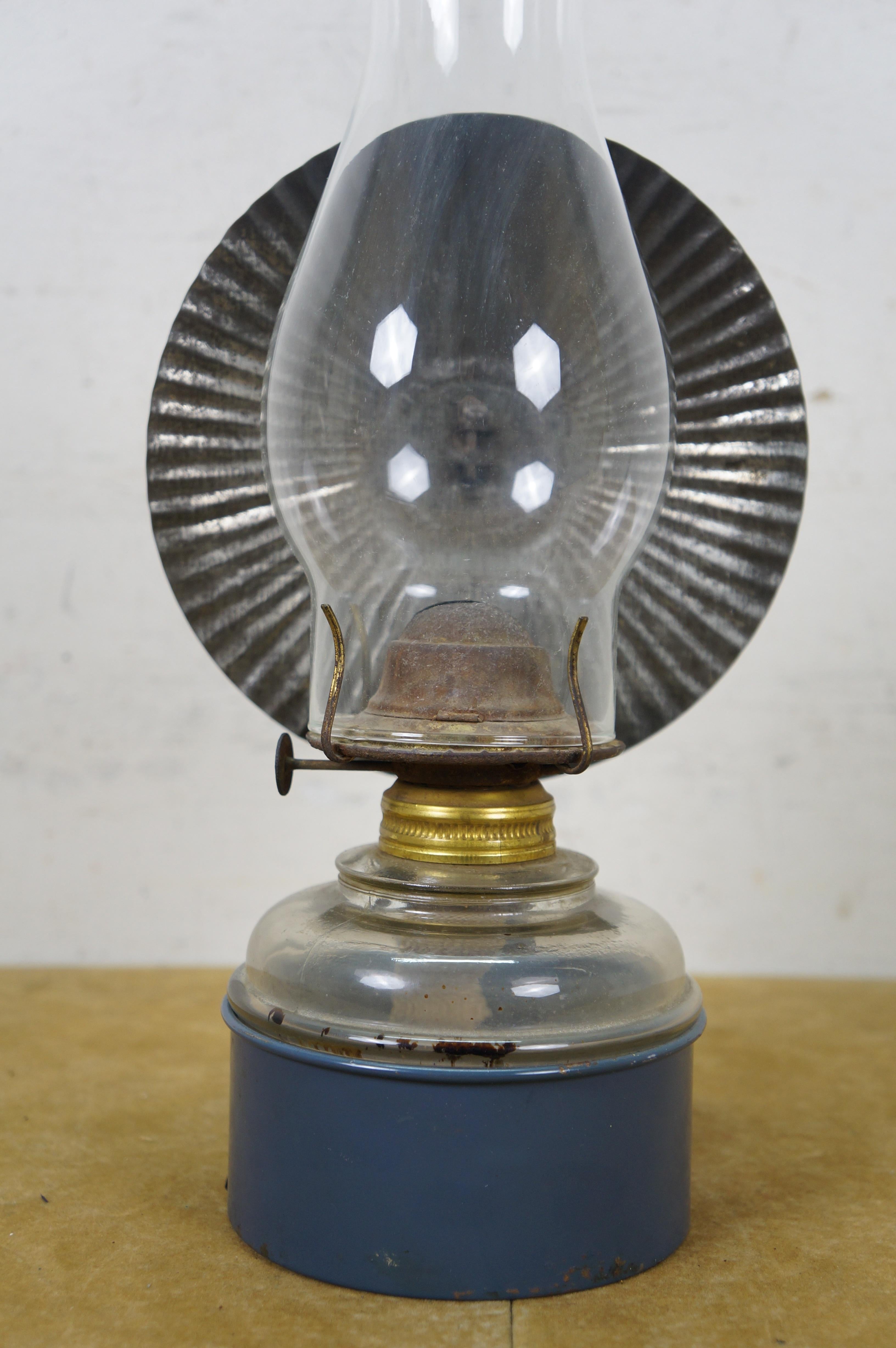 Antico Plume & Atwood, lampada a olio a cherosene con smalto blu e riflettore in latta da 13