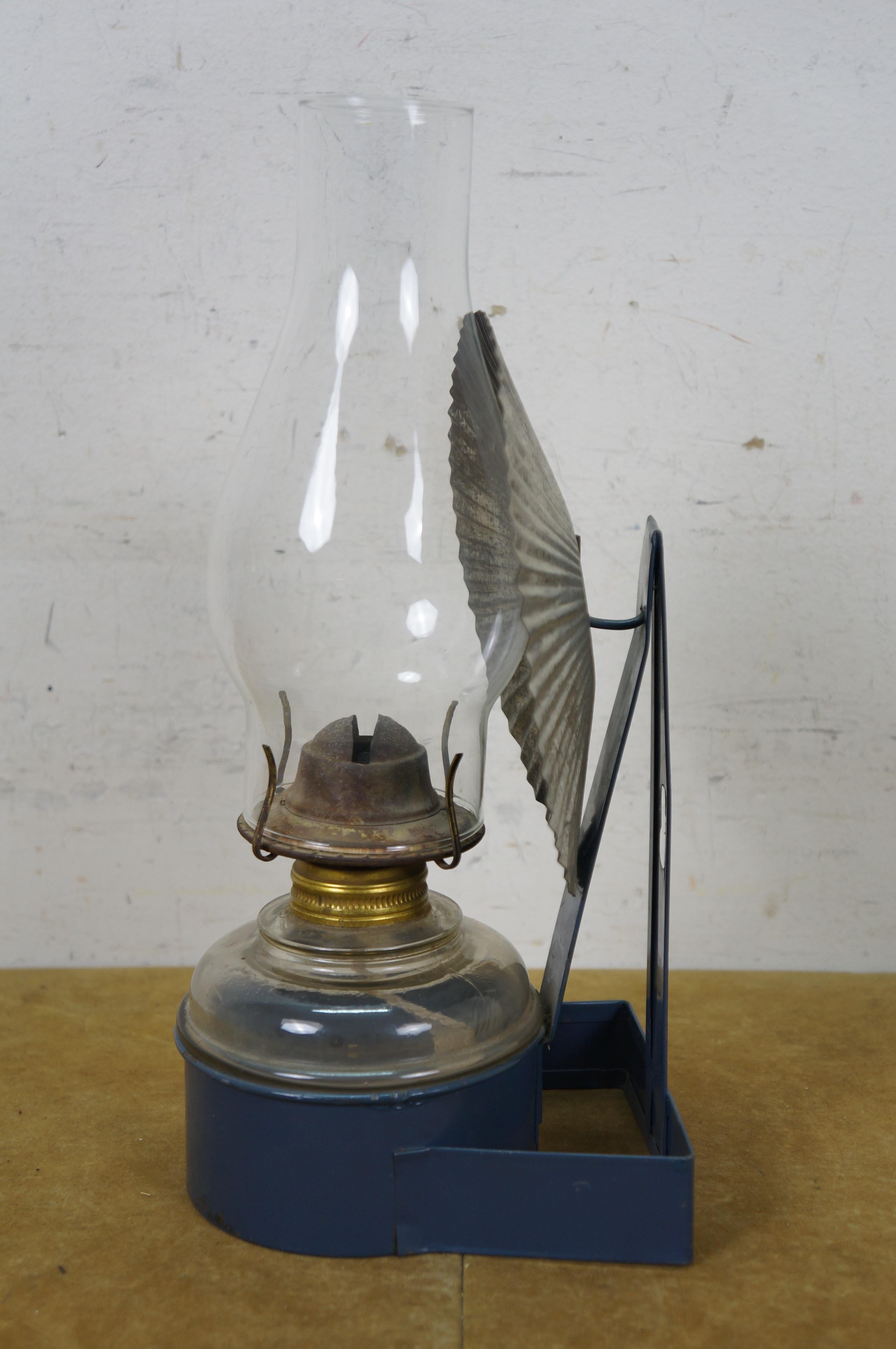 Antico Plume & Atwood, lampada a olio a cherosene con smalto blu e riflettore in latta da 13