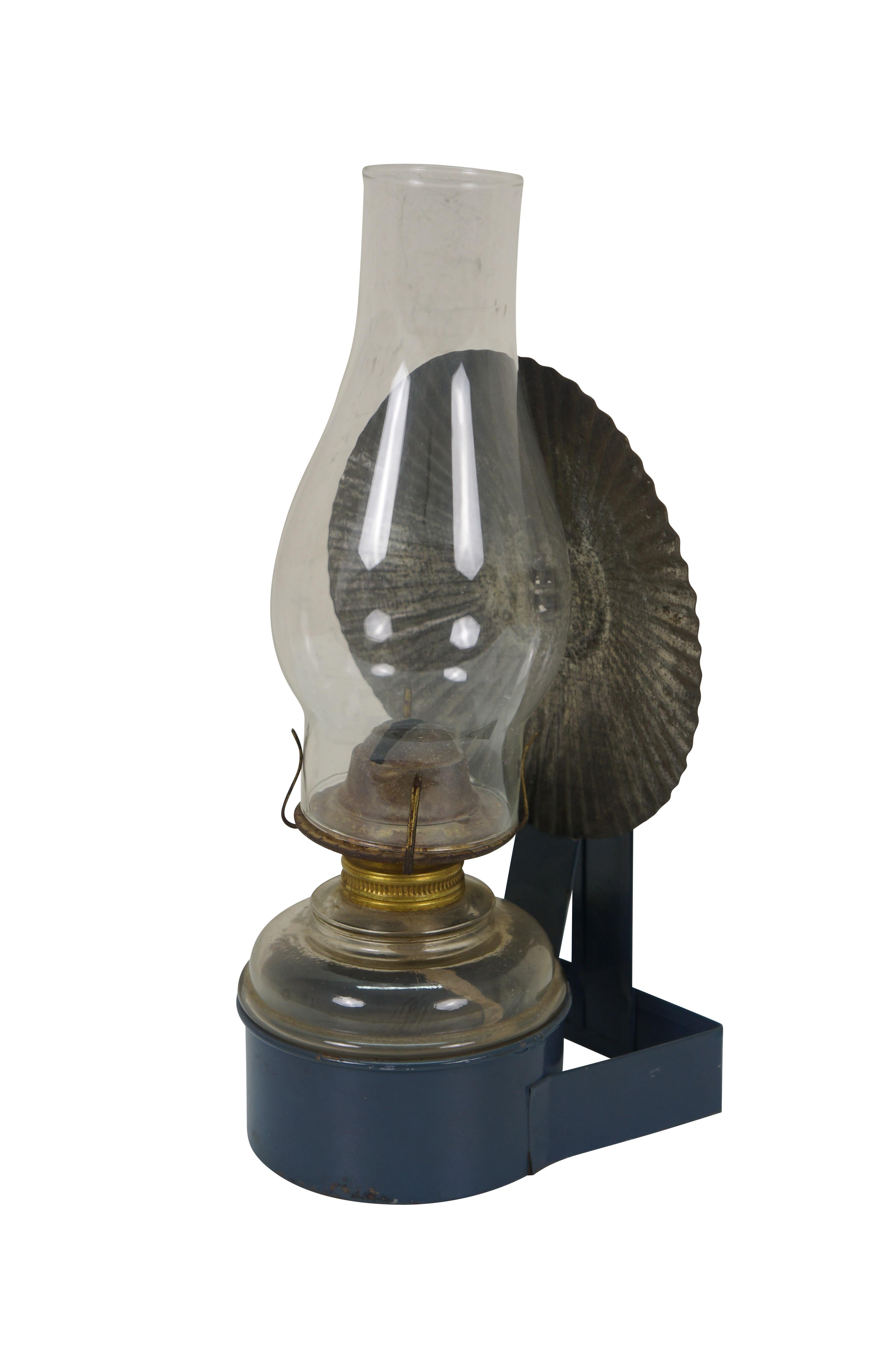 Lampada a olio a sospensione da parete della fine del XIX secolo o dell'inizio del XX secolo di Plume & Atwood  Manufacturing Company di Waterbury, Connecticut, USA. Serbatoio e uragano rotondi in vetro trasparente, incastonati in un supporto da