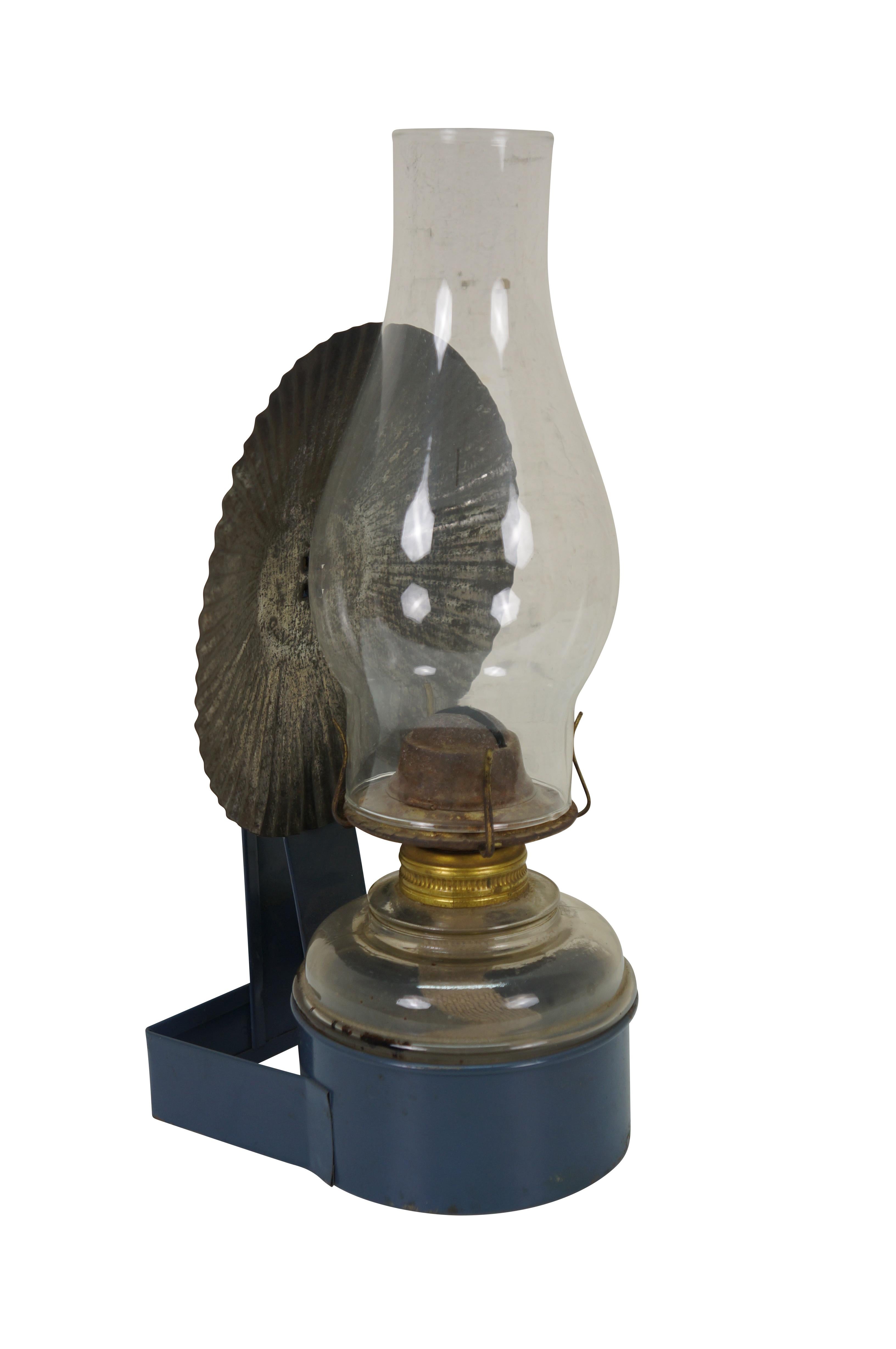 Tardo vittoriano Antico Plume & Atwood, lampada a olio a cherosene con smalto blu e riflettore in latta da 13