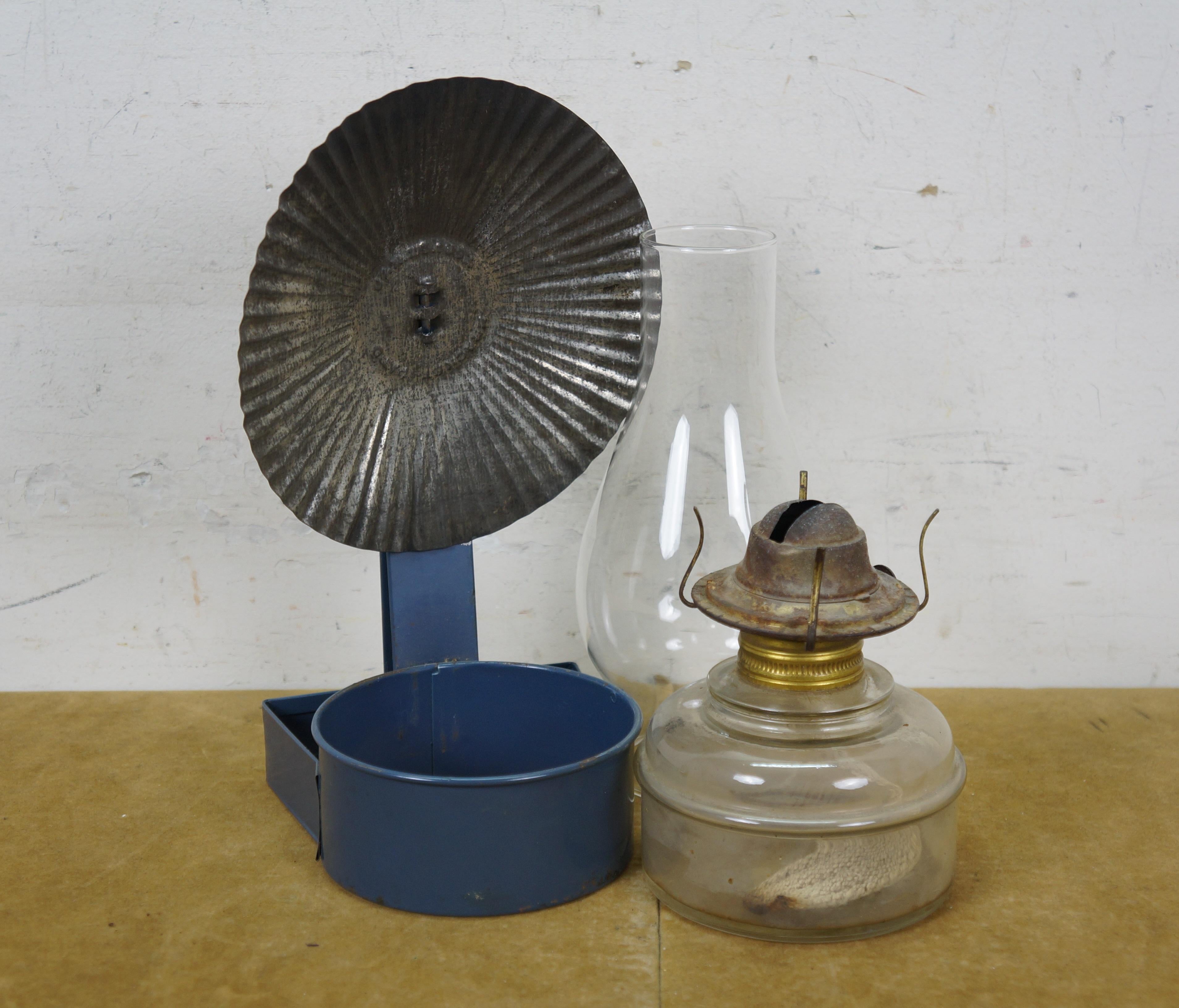Americano Antico Plume & Atwood, lampada a olio a cherosene con smalto blu e riflettore in latta da 13