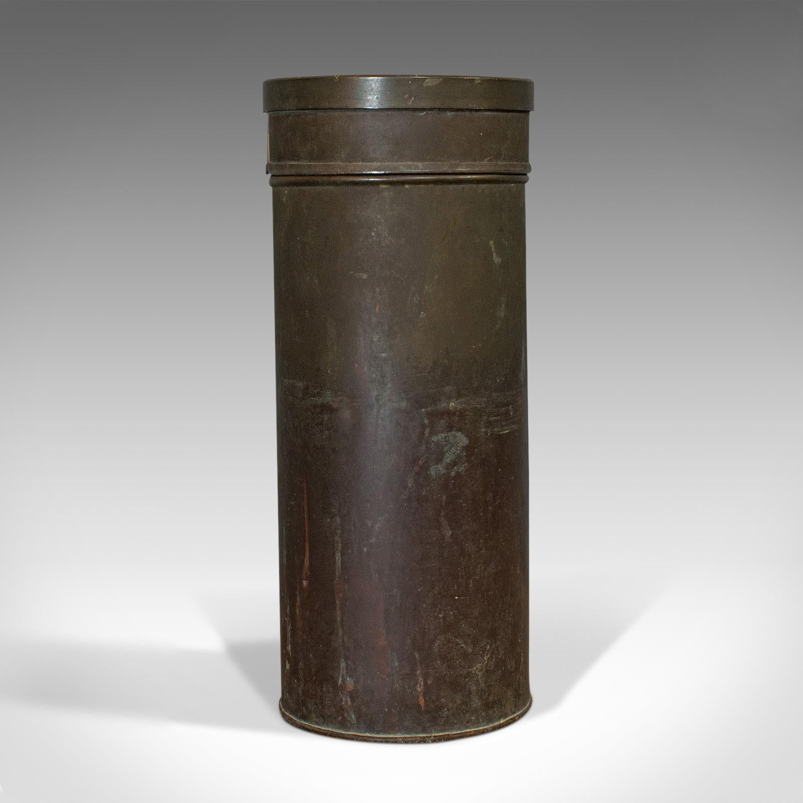 Il s'agit d'un pluviomètre ancien. Un udomètre, ombromètre ou pluviomètre anglais en cuivre, datant du début de la période victorienne, vers 1850.

Fascinant instrument de mesure victorien
Présente une patine vieillie très recherchée.
Le cuivre