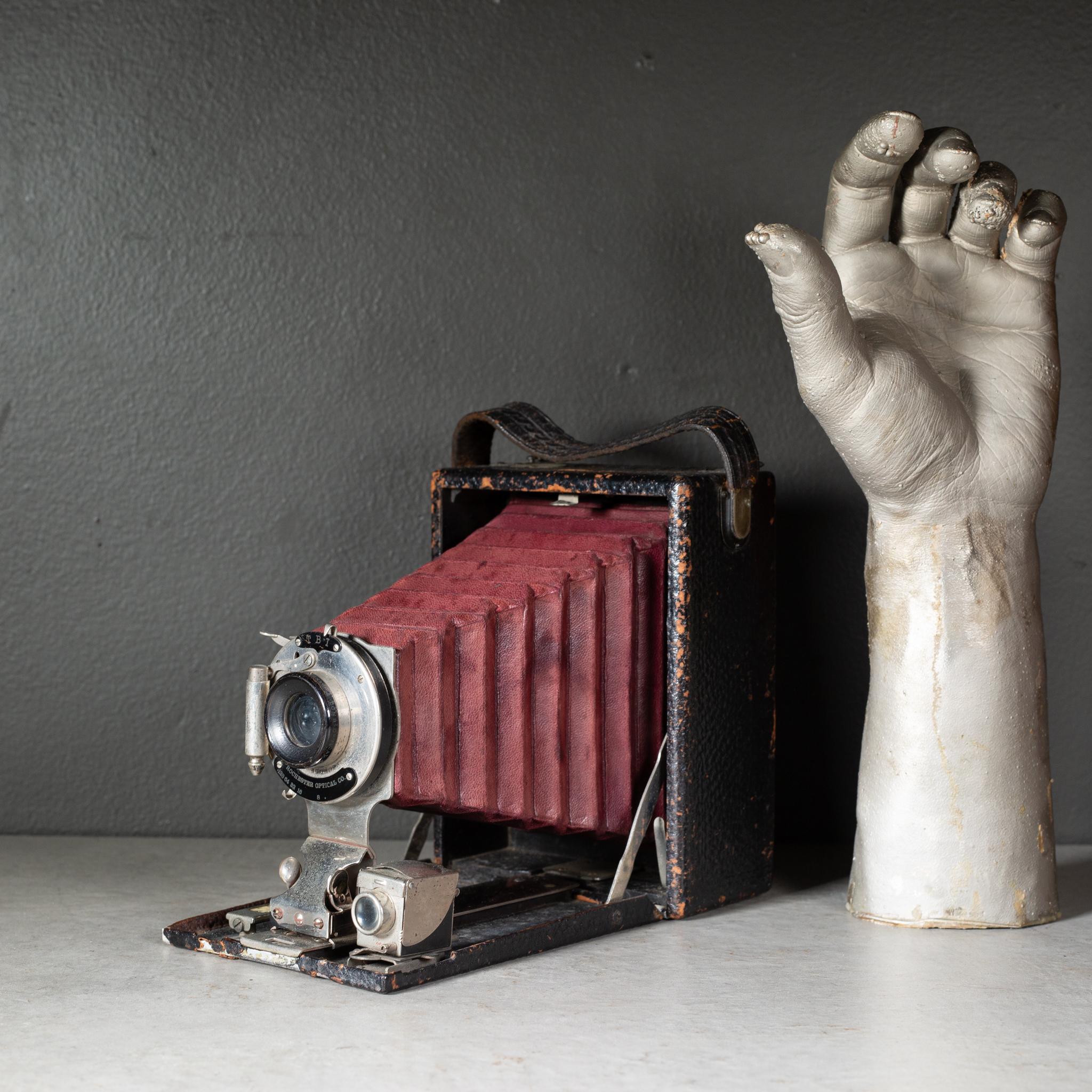 CIRCA  

Il Pocket Poco originale è stato prodotto dalla Rochester Optical Co. dal 1893 al 1905 circa. Progettata come una piccola fotocamera compatta, la fotocamera scattava immagini di dimensioni 3 1/4 x 4 1/4 (un quarto di lastra). Costruito in