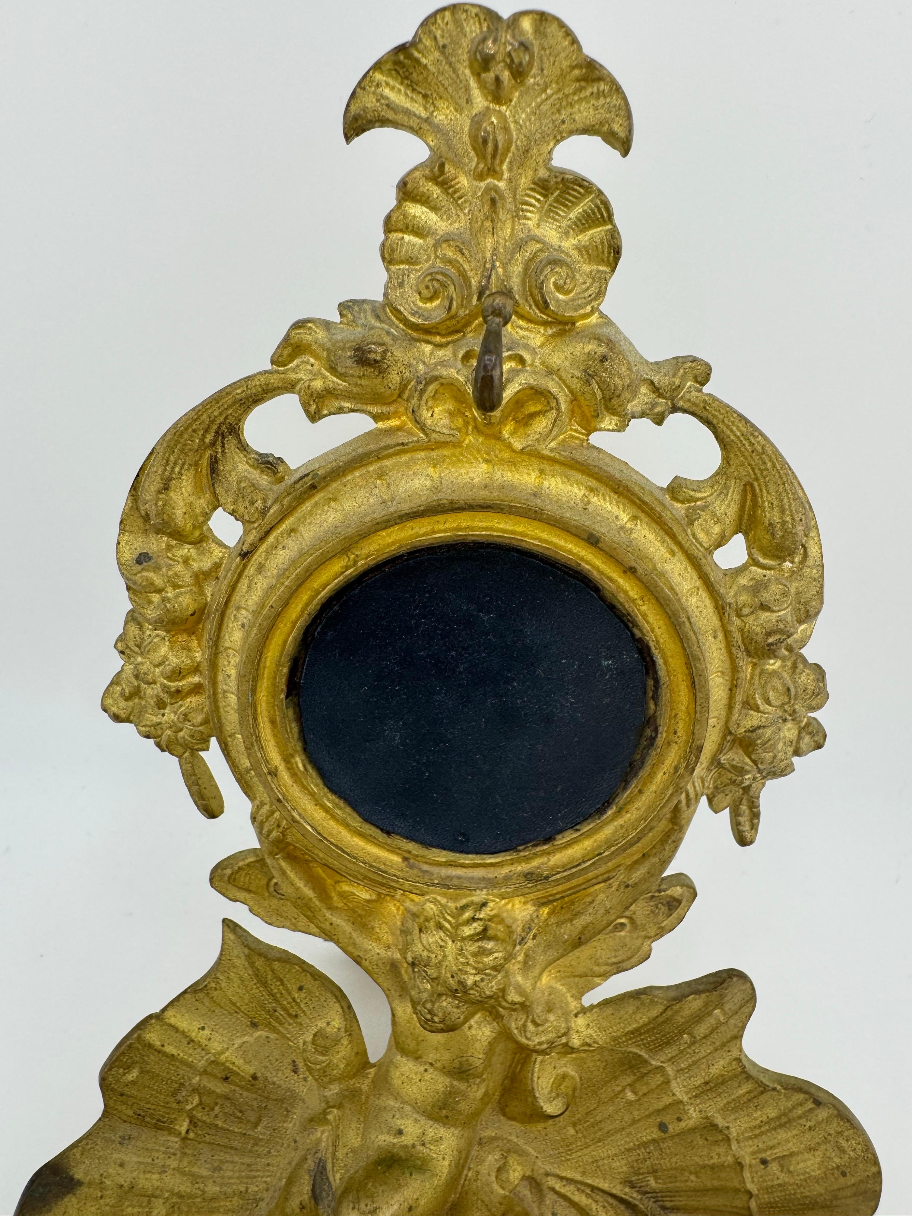 Antique pocket watch holder applies 19th century putto on oyster In Good Condition For Sale In Berlin, DE