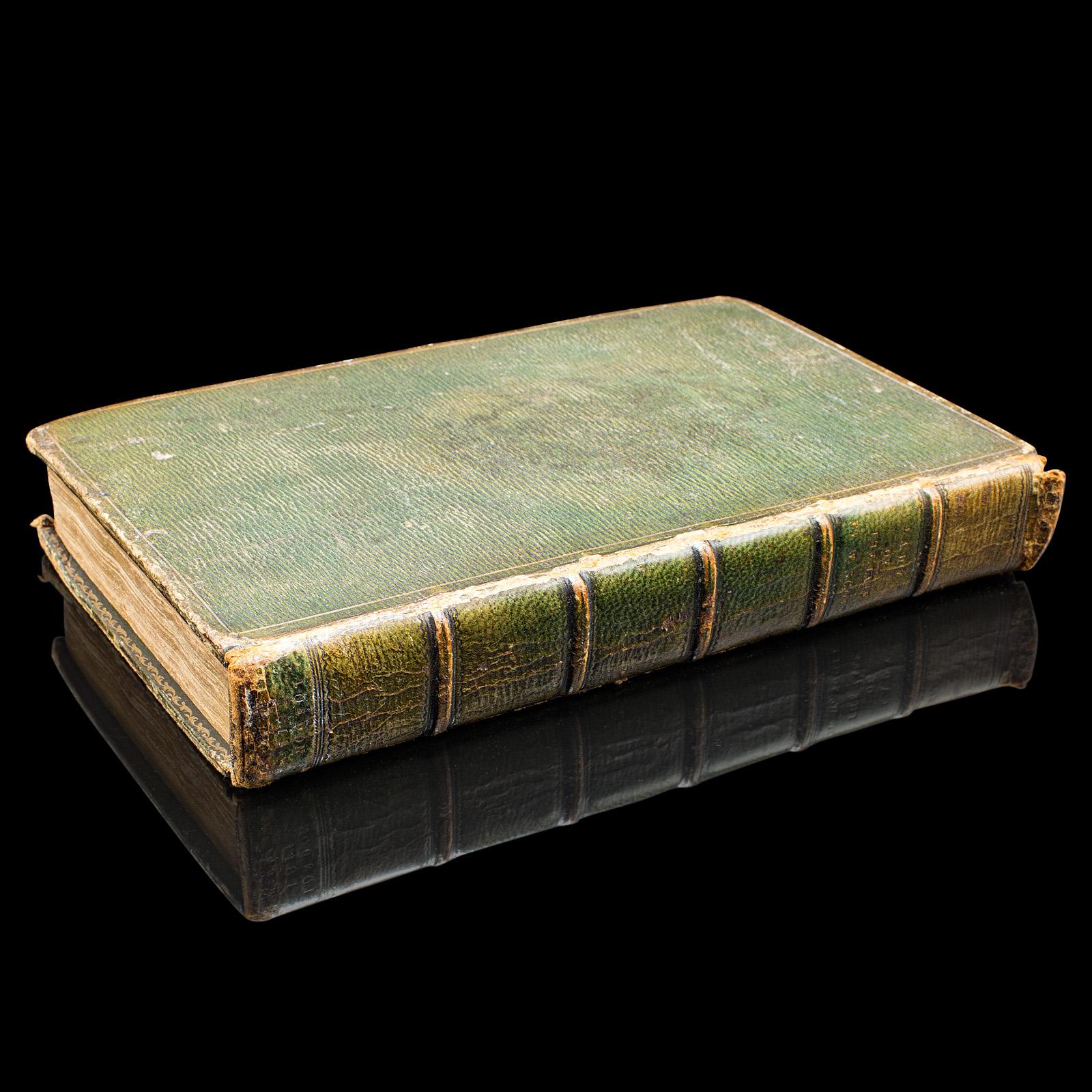 Il s'agit d'un exemplaire ancien de La Dame du lac, le célèbre poème narratif de Sir Walter Scott, publié en 1811, un an après la première parution. Ce volume relié en cuir, illustré d'œuvres de Richard Westal RA et Richard Cook, est un bel ajout à