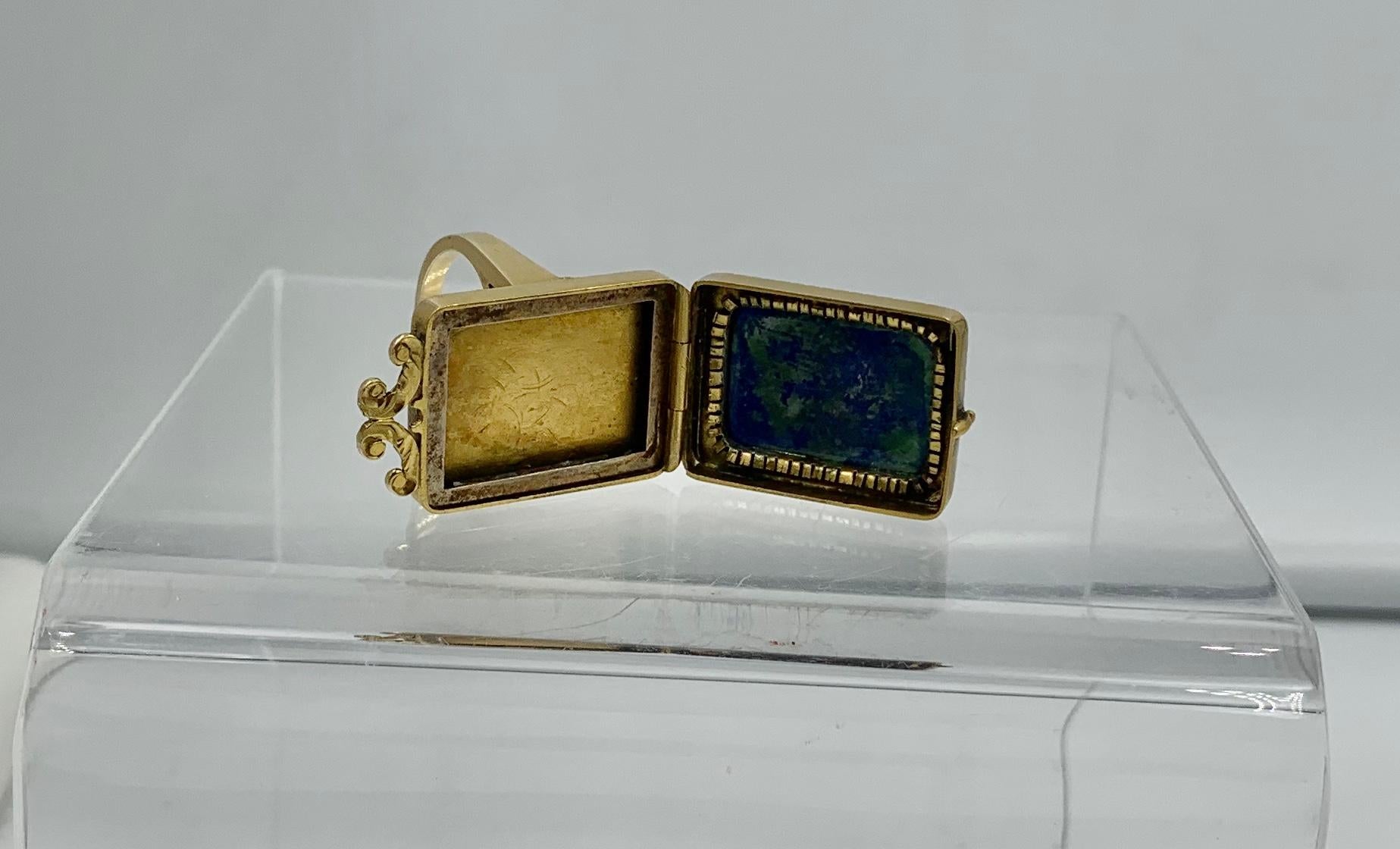 Antique Poison Ring Locket Ring Lapis Lazuli 14 Karat Gold In Good Condition In New York, NY