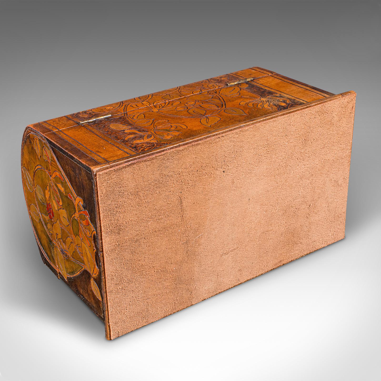 Scatola di cartoleria antica con lavorazione a poker, scatola da tavolo inglese, Arts & Crafts, vittoriana in vendita 5