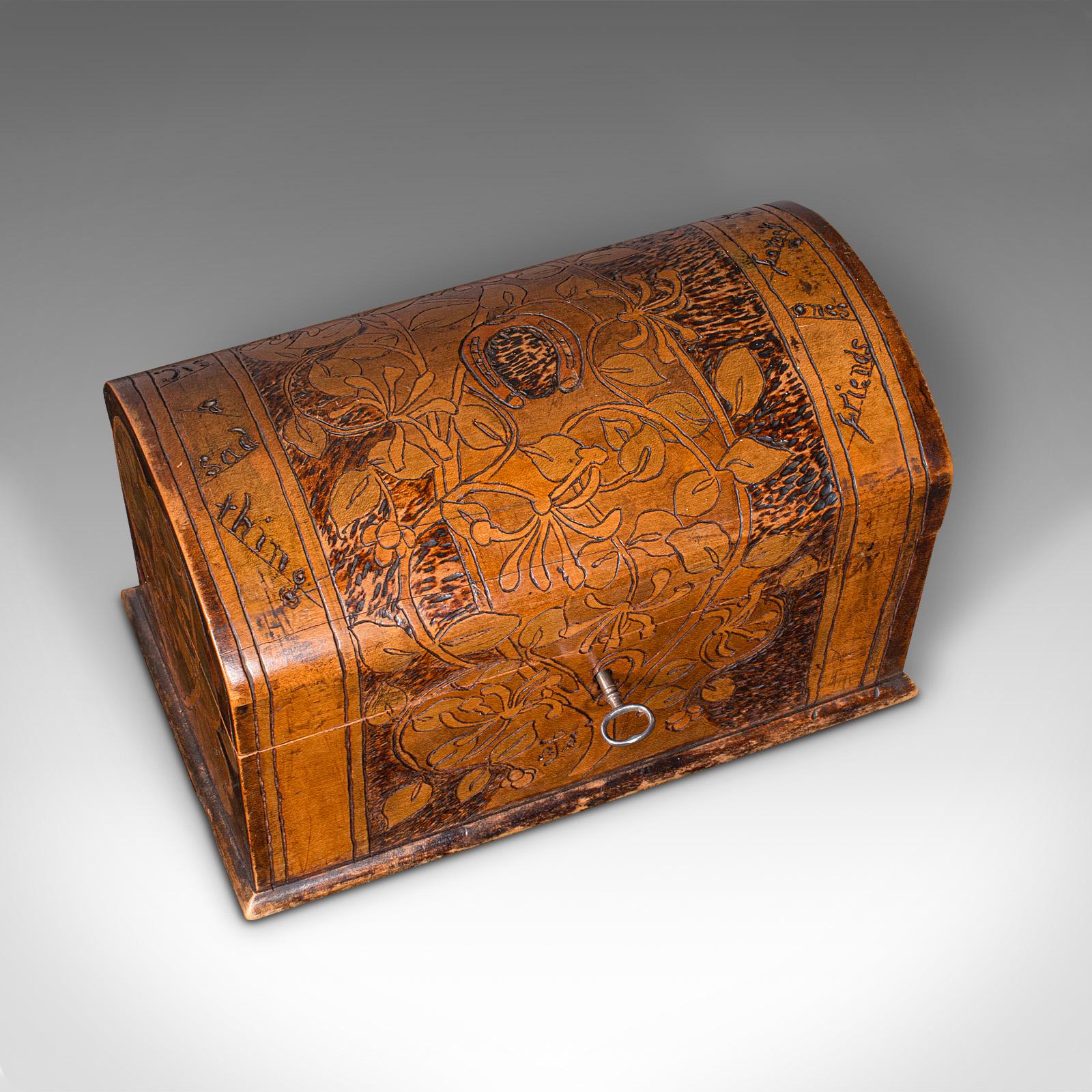 Scatola di cartoleria antica con lavorazione a poker, scatola da tavolo inglese, Arts & Crafts, vittoriana in vendita 1