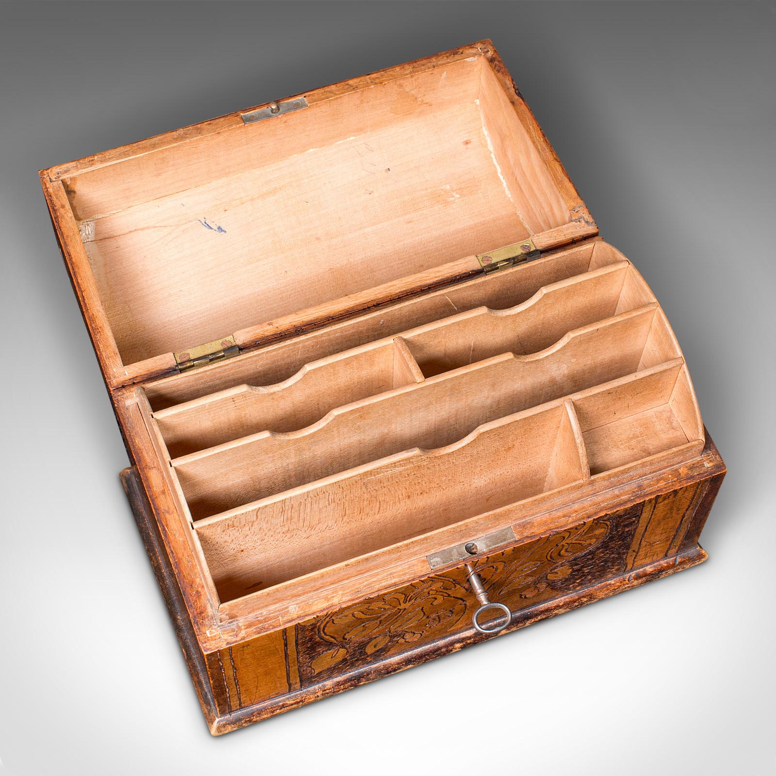 Scatola di cartoleria antica con lavorazione a poker, scatola da tavolo inglese, Arts & Crafts, vittoriana in vendita 2