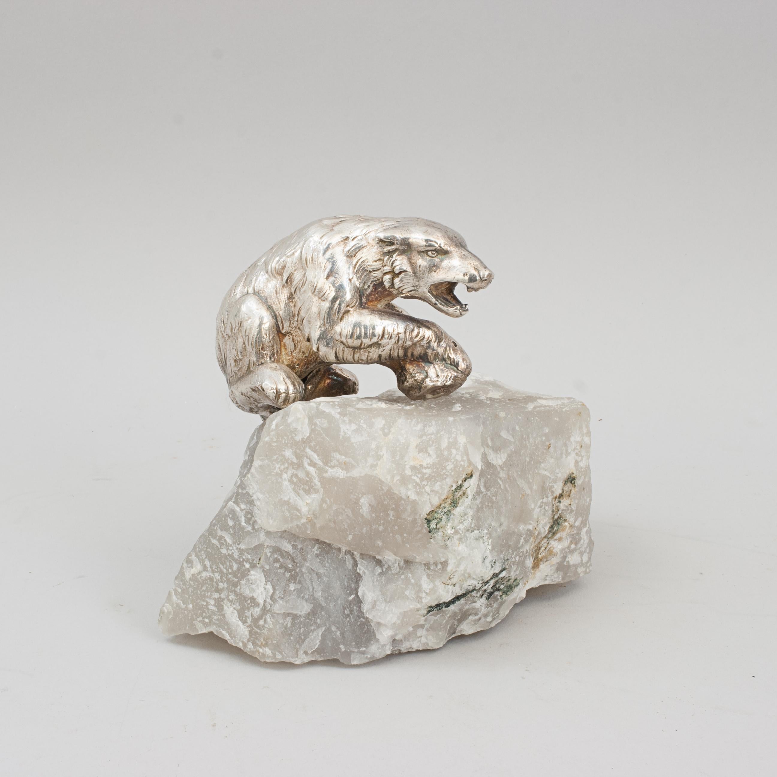 Ancien cube d'ours polaire en métal argenté sur roche de quartz en vente 4
