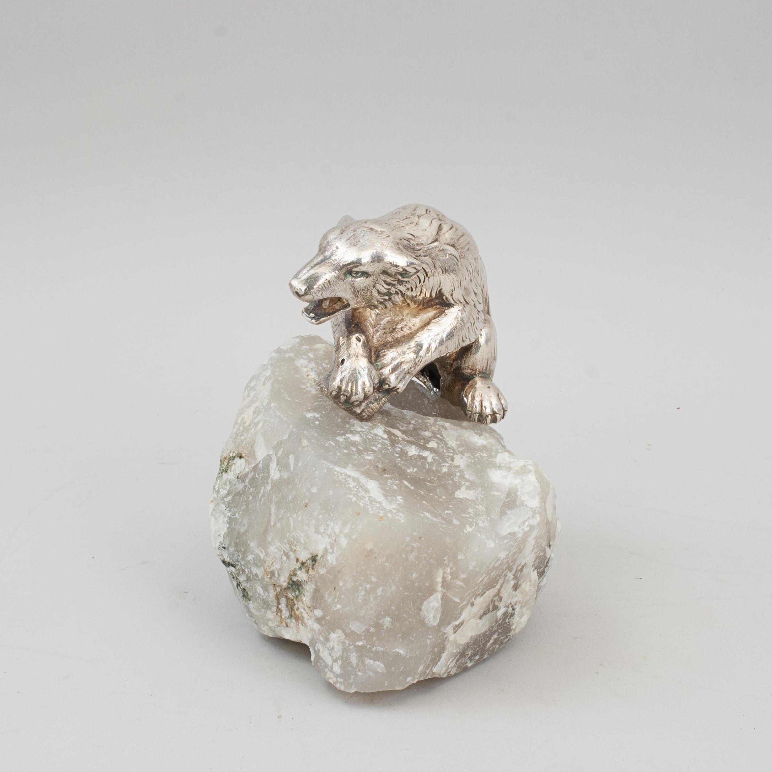 Britannique Ancien cube d'ours polaire en métal argenté sur roche de quartz en vente