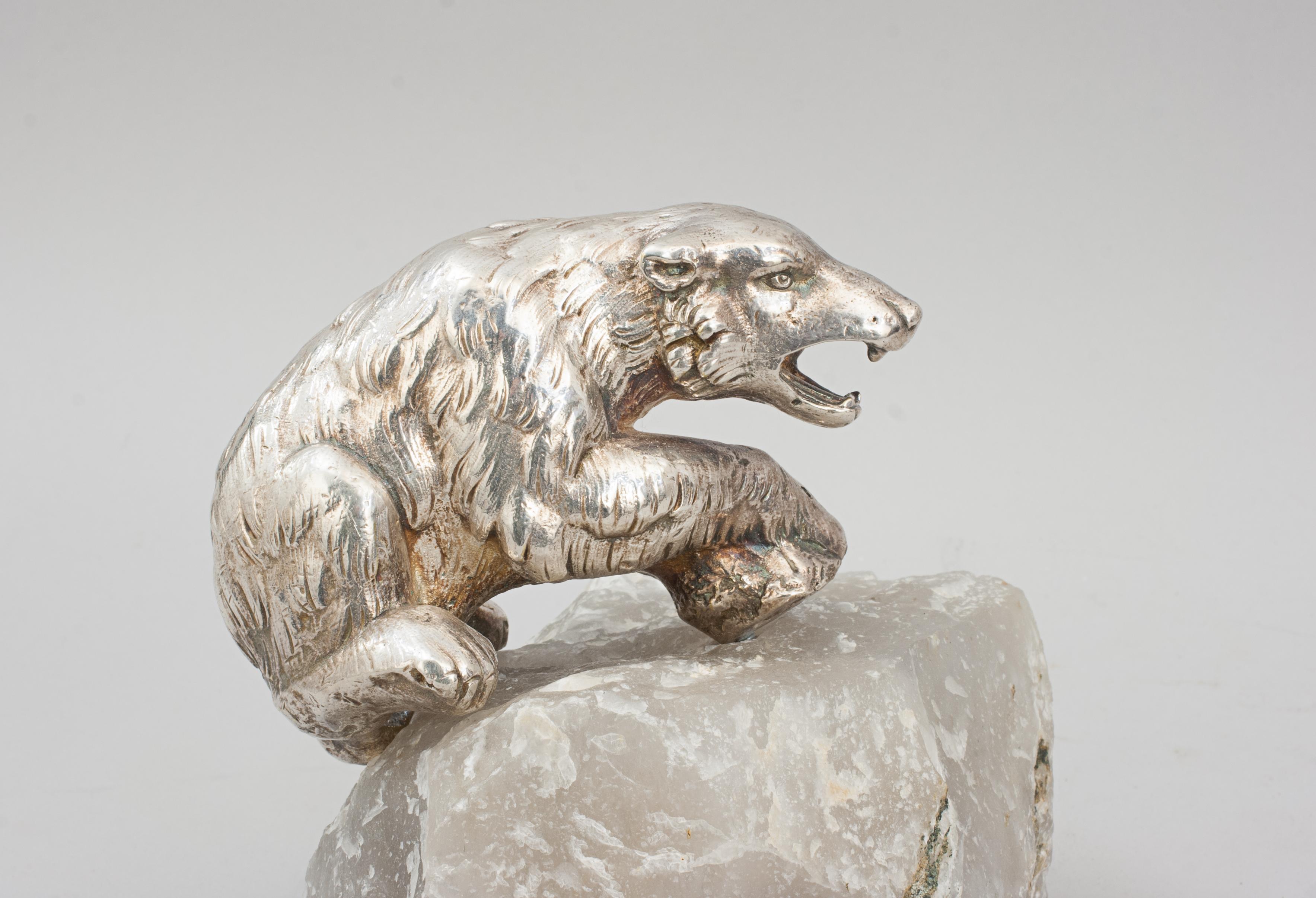 Plaqué argent Ancien cube d'ours polaire en métal argenté sur roche de quartz en vente