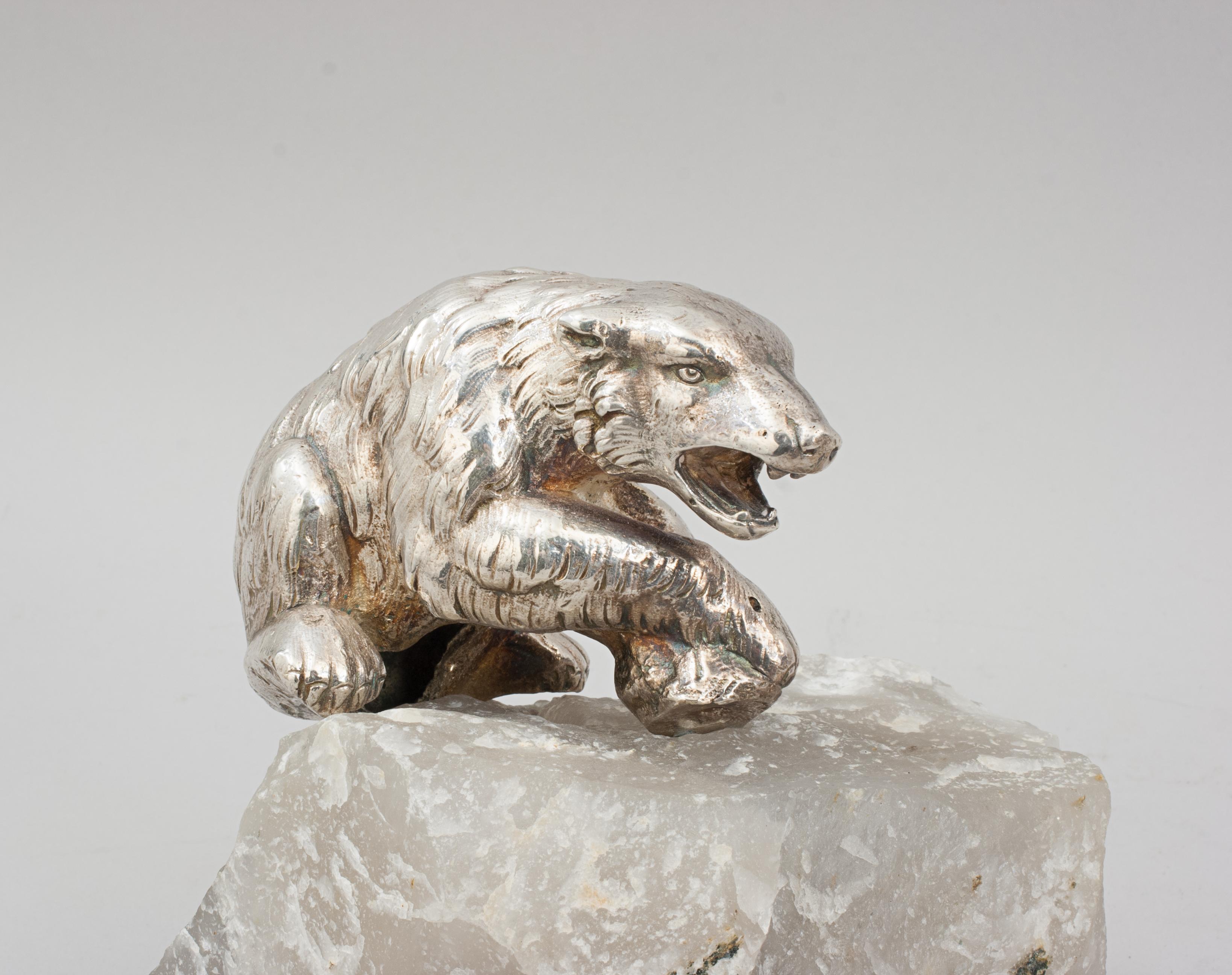 Ancien cube d'ours polaire en métal argenté sur roche de quartz en vente 1