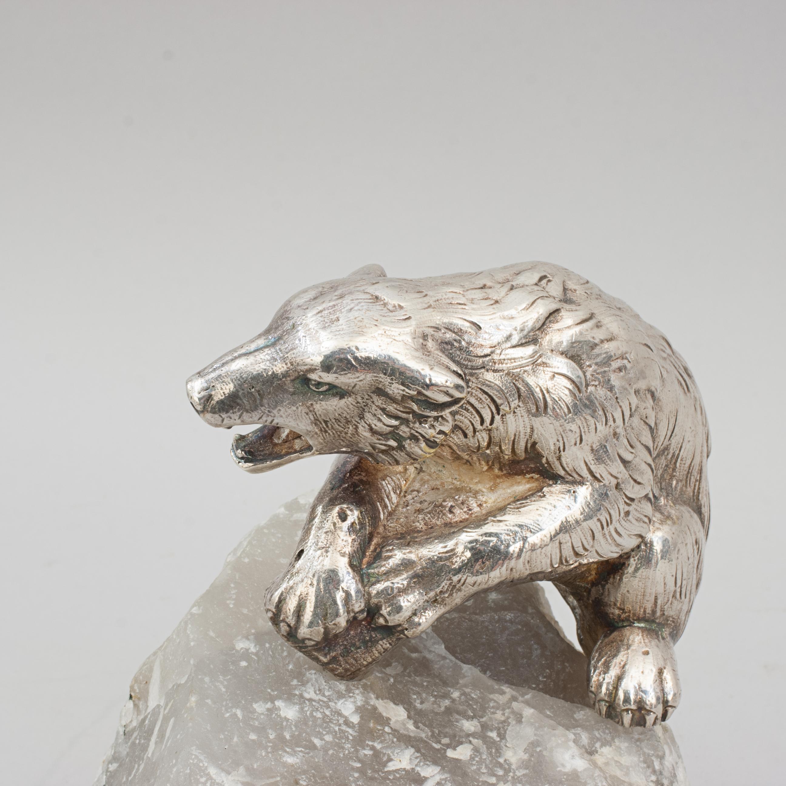 Ancien cube d'ours polaire en métal argenté sur roche de quartz en vente 2