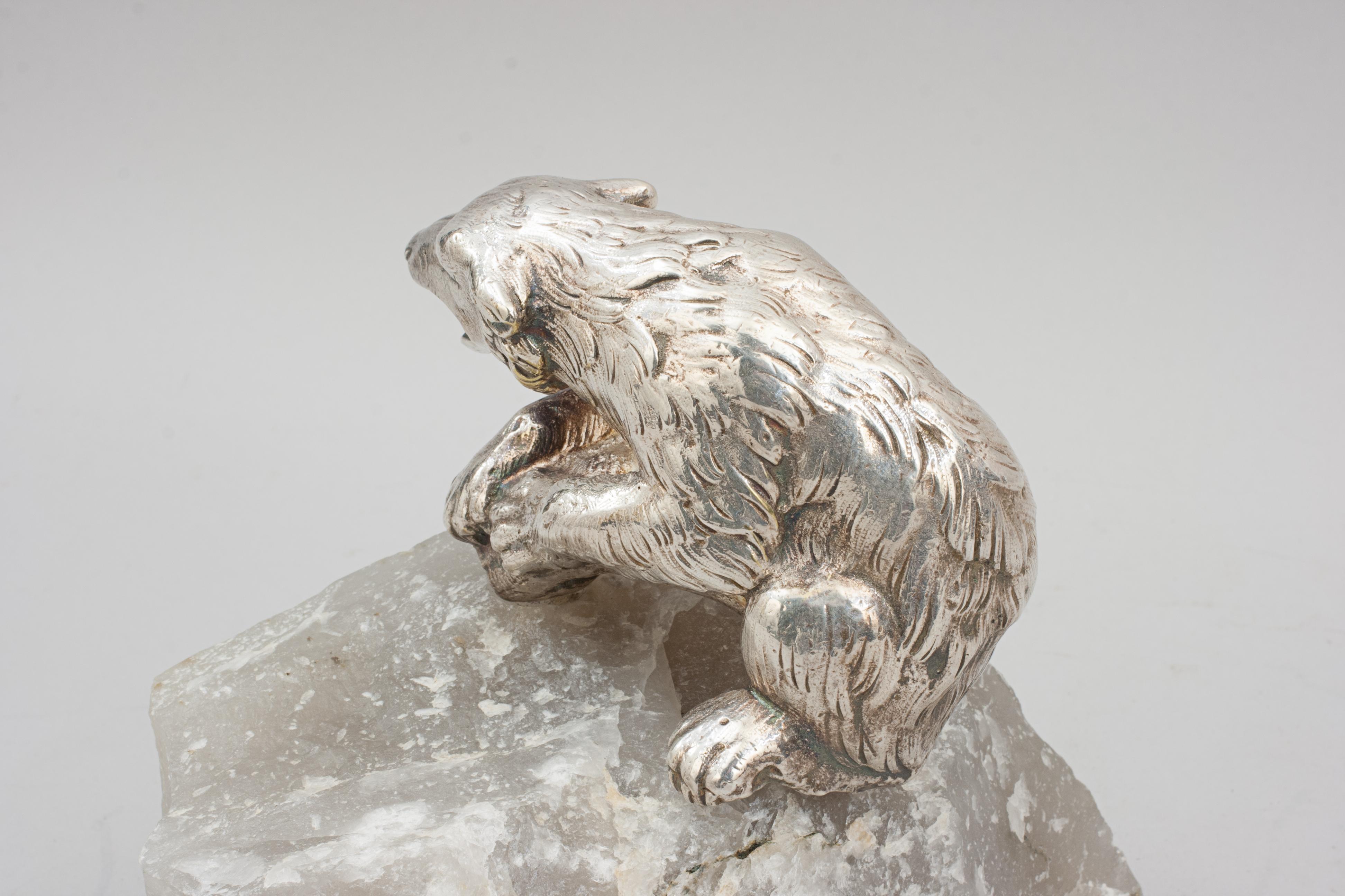 Ancien cube d'ours polaire en métal argenté sur roche de quartz en vente 3