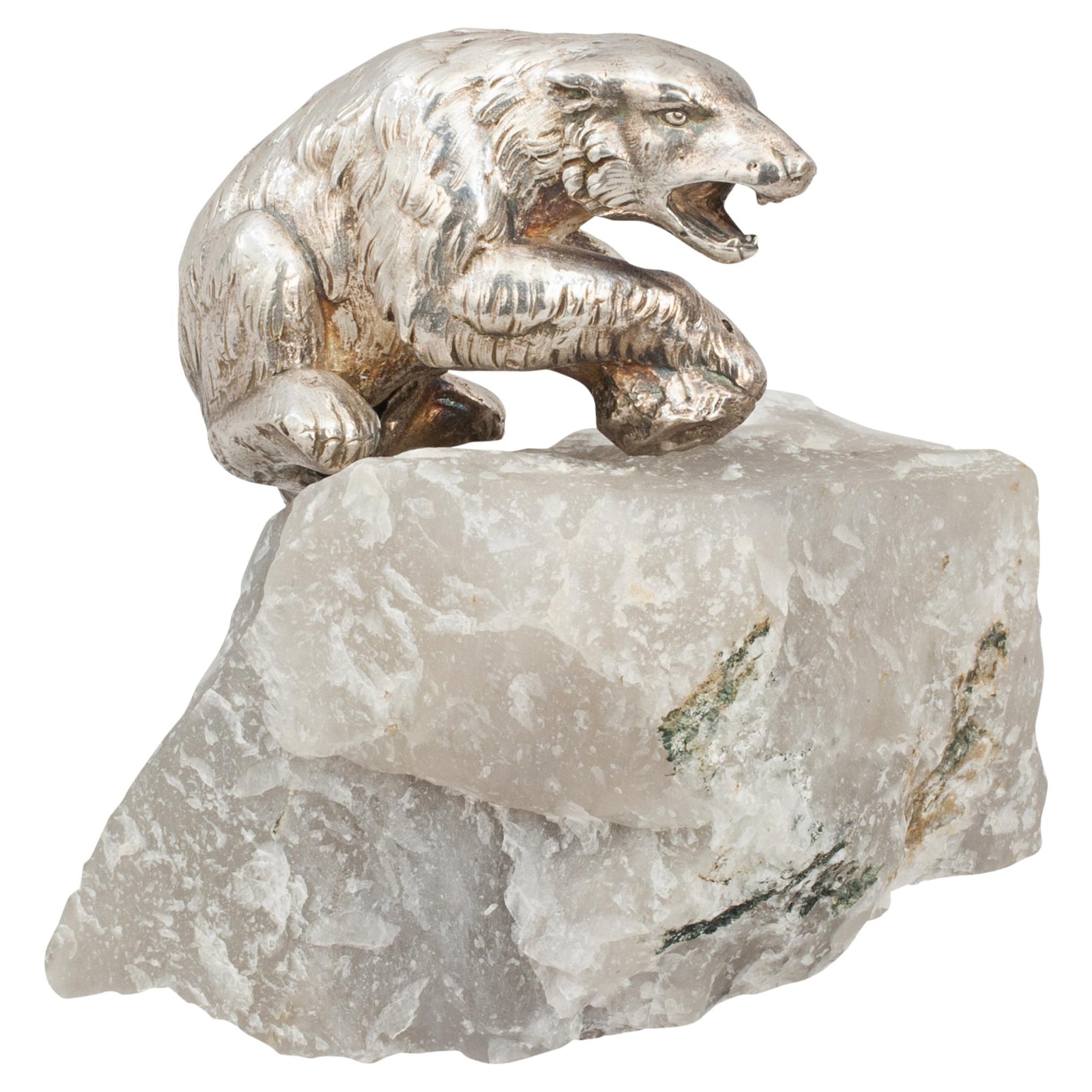 Ancien cube d'ours polaire en métal argenté sur roche de quartz en vente