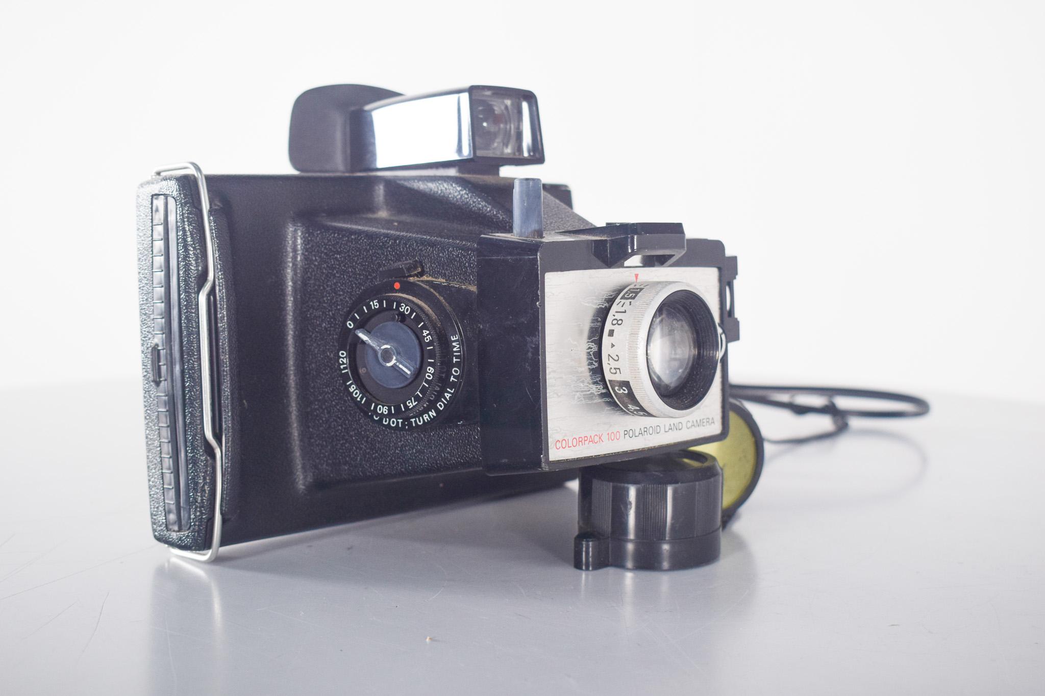 Appareil photo Polaroid Colorpack 100. Lancé dans les années 1960 dans le cadre de la gamme Land Camera, ce modèle se distingue par sa capacité à produire des photographies couleur instantanées à l'aide de films pelables de la série 100. Doté d'un