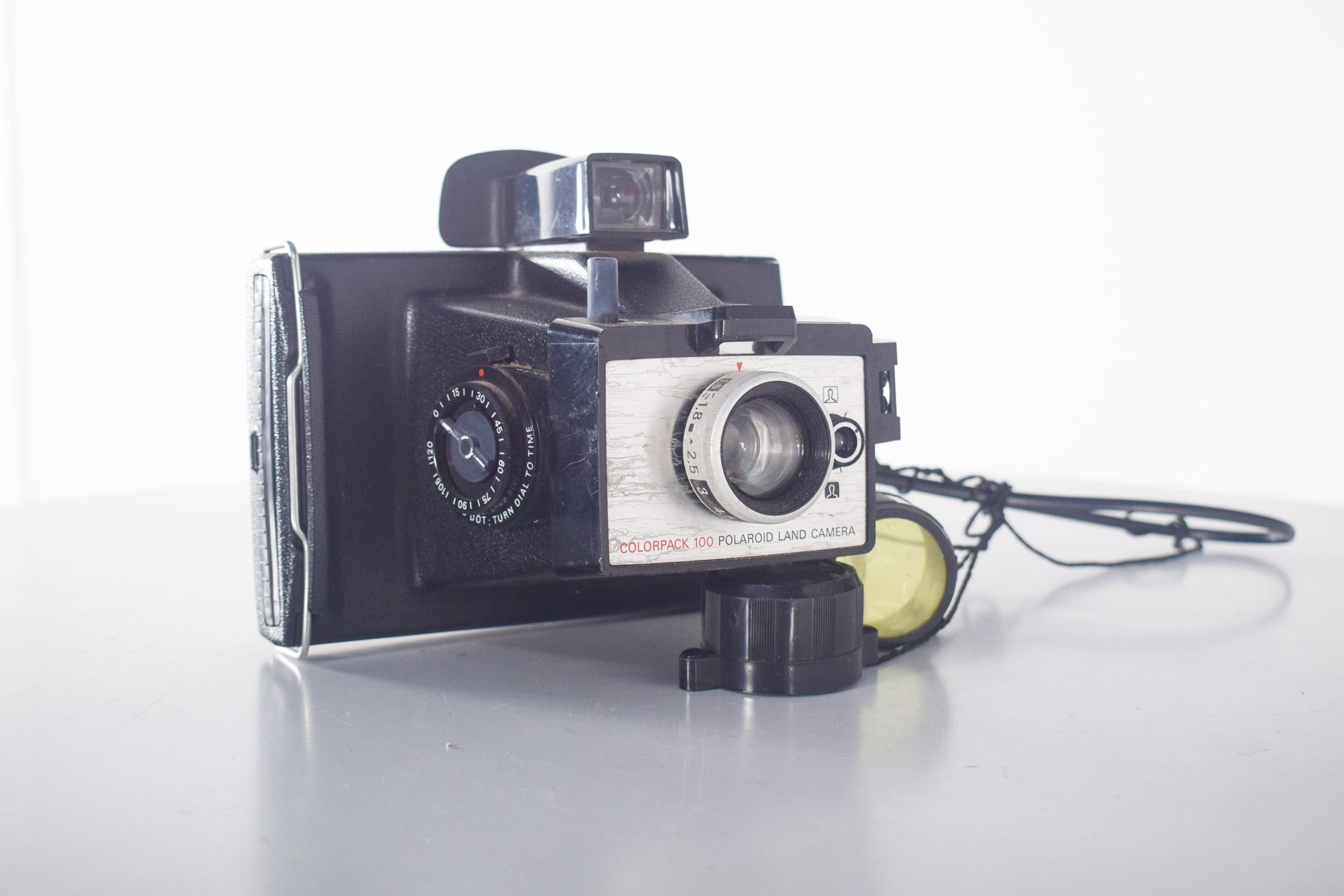 Mid-Century Modern Polaroid Colorpack 100 appareil photo ancienne en vente